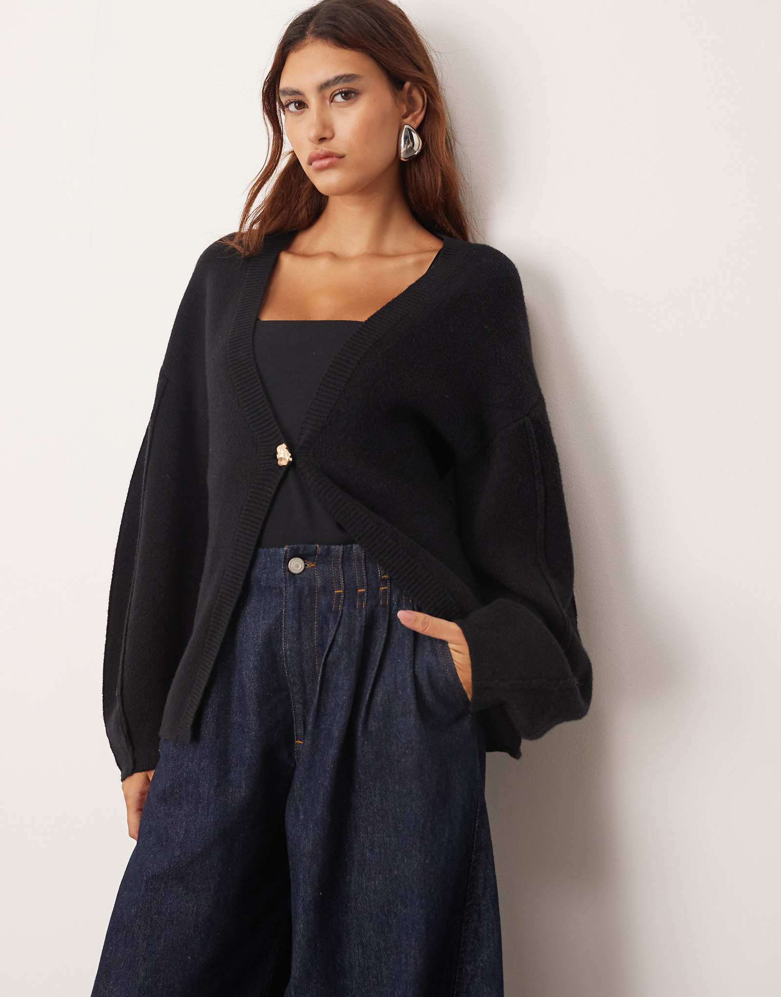 НАДЕНЬТЕ черный кардиган со скульптурной талией и яйцевидными рукавами 20390₽