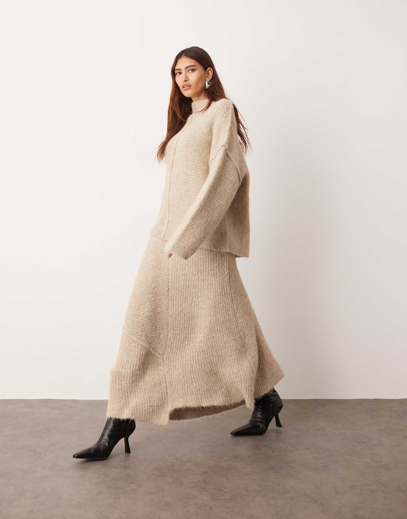 Юбка миди с открытыми швами выполненная контрастной строчкой темно-серого цвета - часть комплекта 18390₽