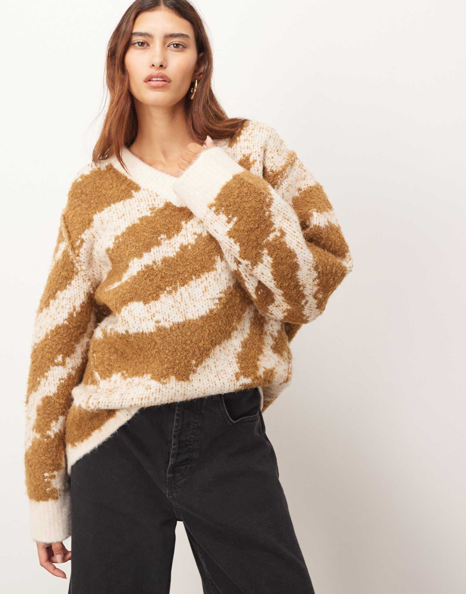НАДЕНЬТЕ вязаный свитер оверсайз с V-образным вырезом и закругленным низом коричневой тигровой расцветки антарсия цвета ириски и сливок 22290₽