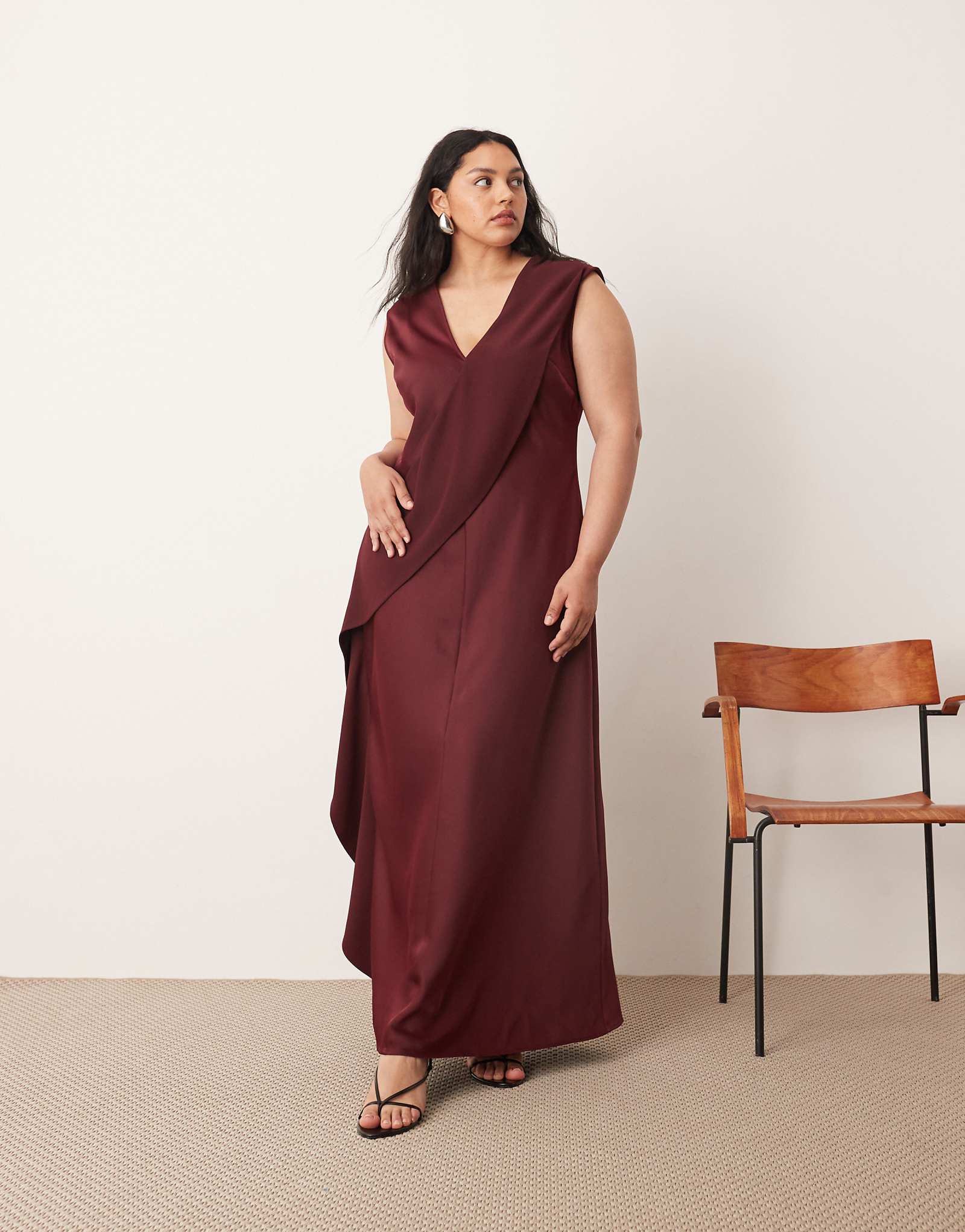 Макси-платье без рукавов с контрастными вставками из мерло