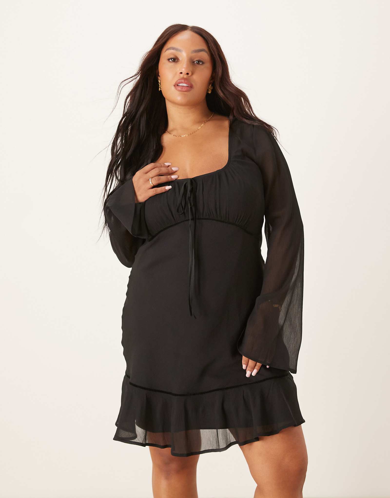 Черное мини-платье ASOS DESIGN с округлыми рюшами на груди квадратным вырезом и длинными рукавами 7790₽