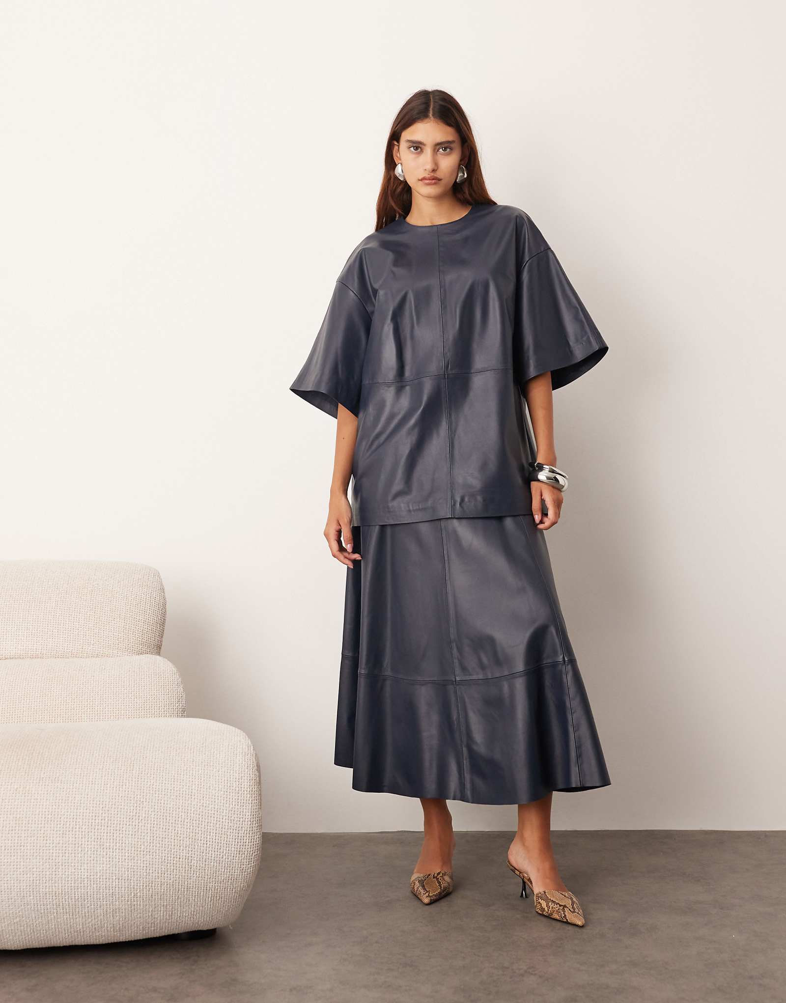 Облегающая кожаная юбка в пол темно-синего цвета - часть комплекта 63090₽