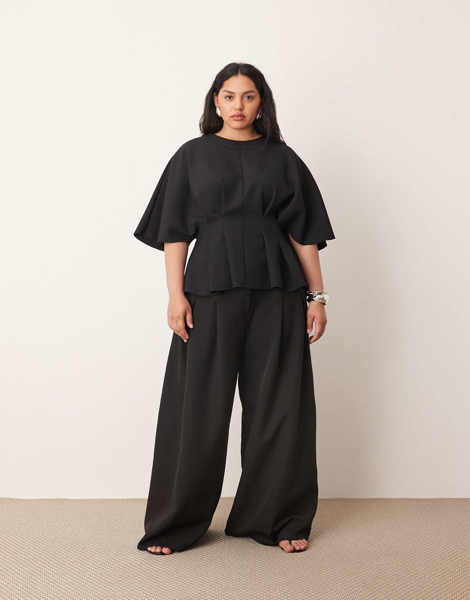 Облегающие широкие брюки черного цвета с округлой складкой на талии - часть комплекта 22290₽