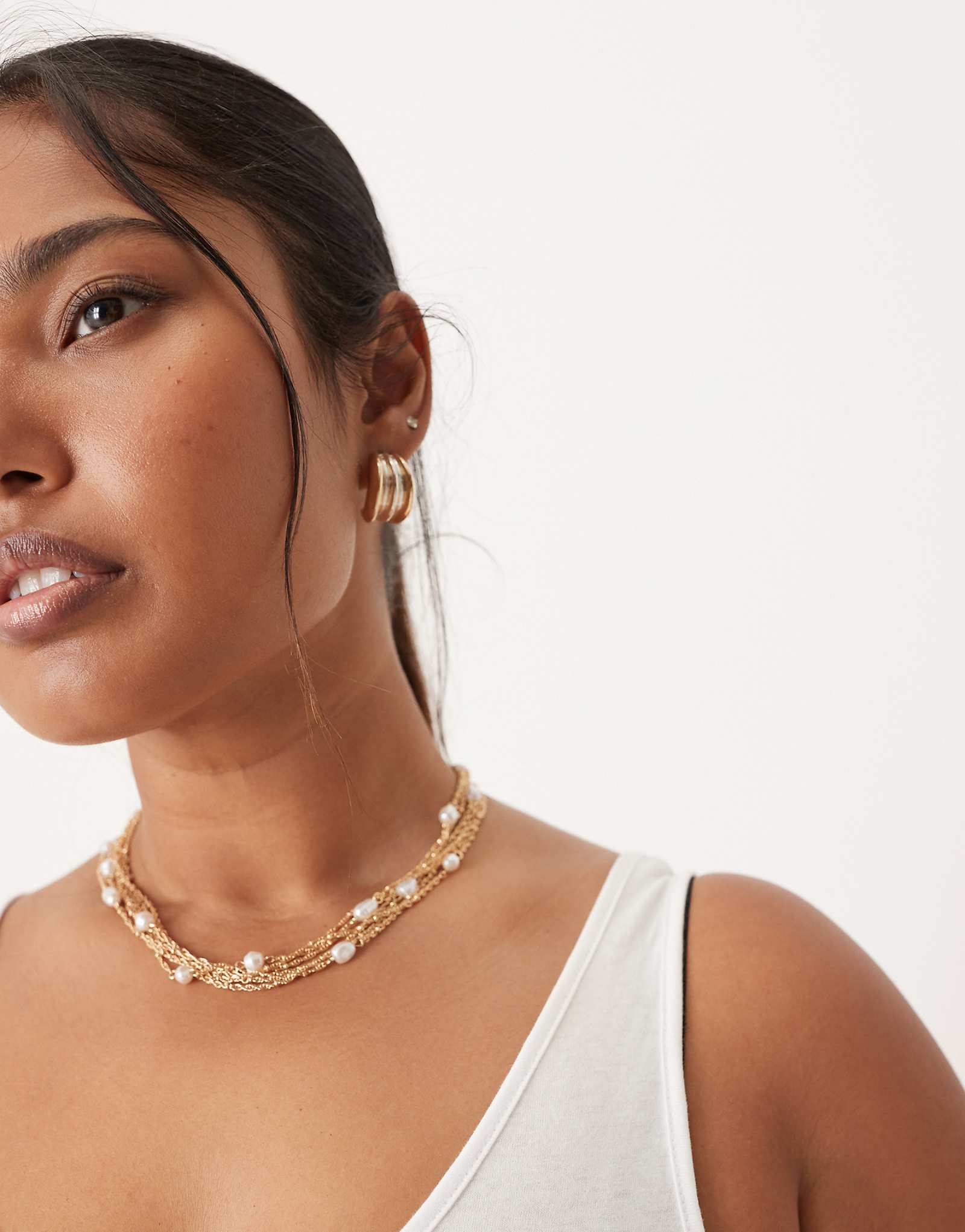 Колье-чокер ASOS DESIGN Curve с многорядными цепочками и искусственным жемчугом золотистого оттенка 3490₽