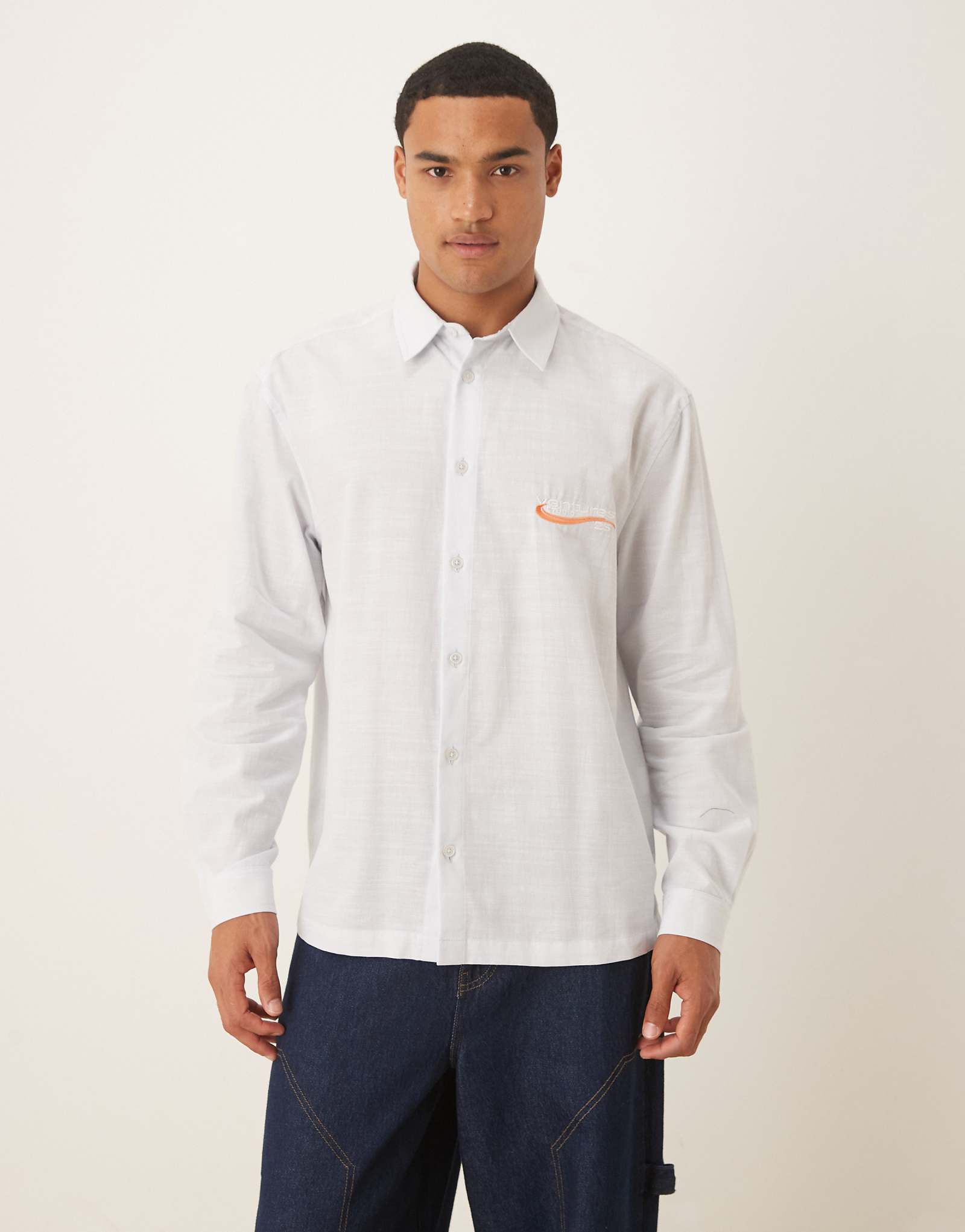 Непринужденная рубашка ASOS DESIGN с вышивкой на груди синего цвета 9190₽