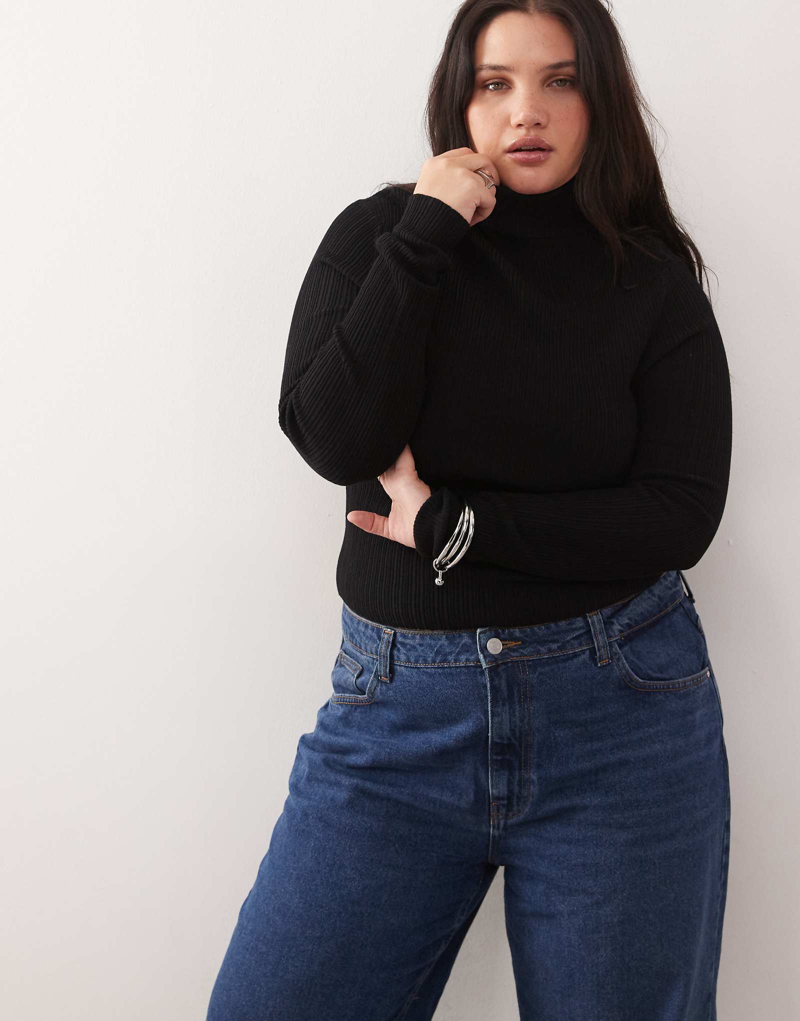 Свитер с черепашьим вырезом COLLUSION Plus из мягкой трикотажной ткани в рубчик черного цвета 4090₽