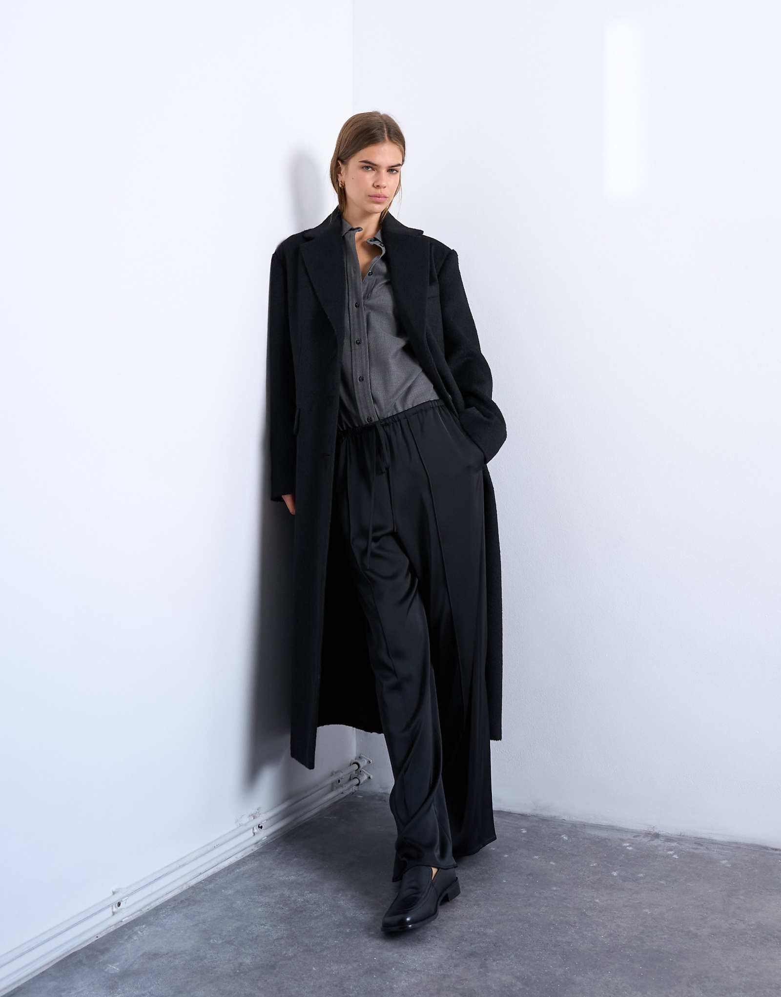 Матовый удлиненный блейзер на трех пуговицах от Topshop черного цвета 27190₽