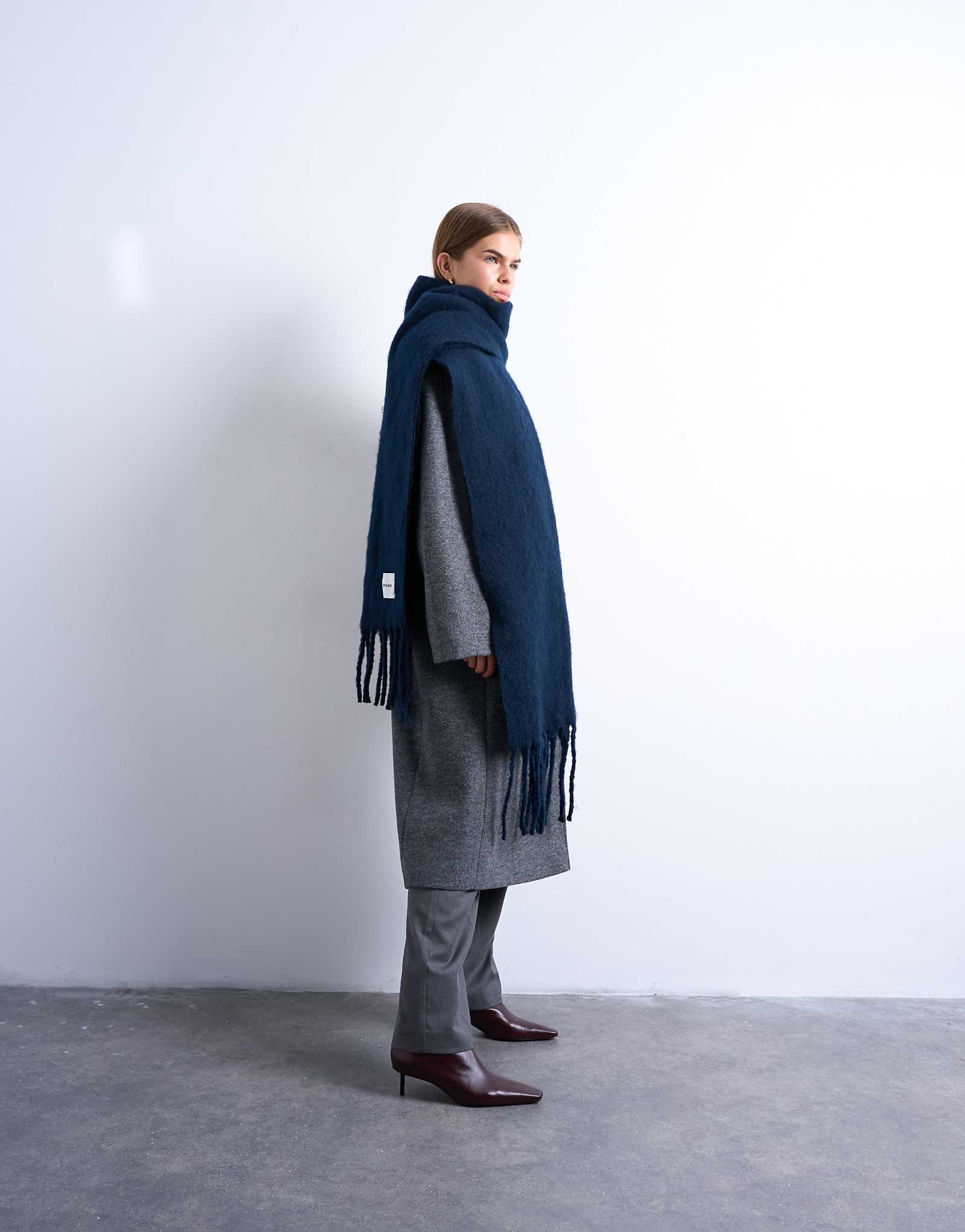 Шарф-одеяло Topshop Sydney темно-синего цвета 8790₽