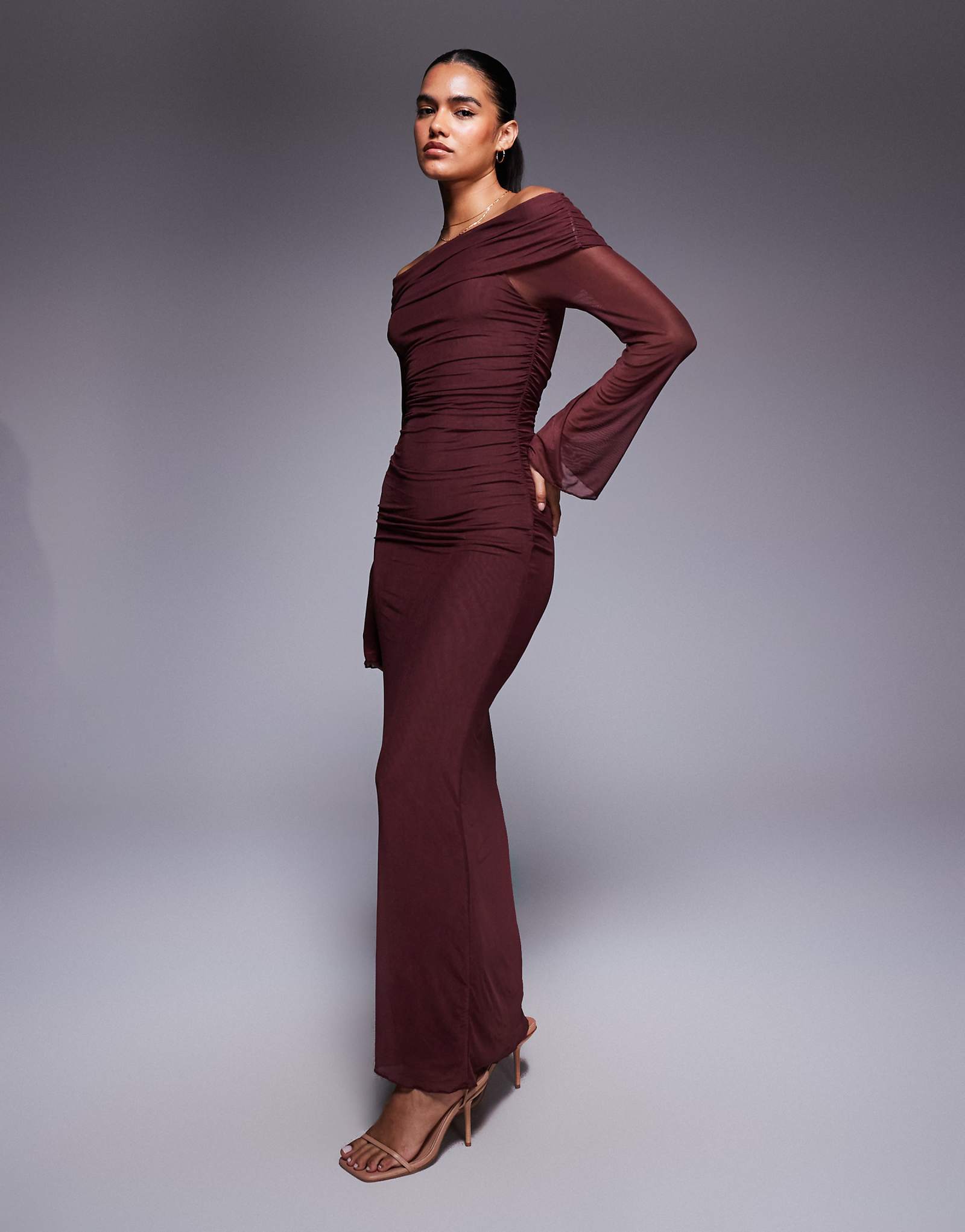 Макси-платье принцессы Полли из сетчатой ткани с открытыми плечами и расклешенными рукавами с окантовкой из листьев салата шоколадного цвета