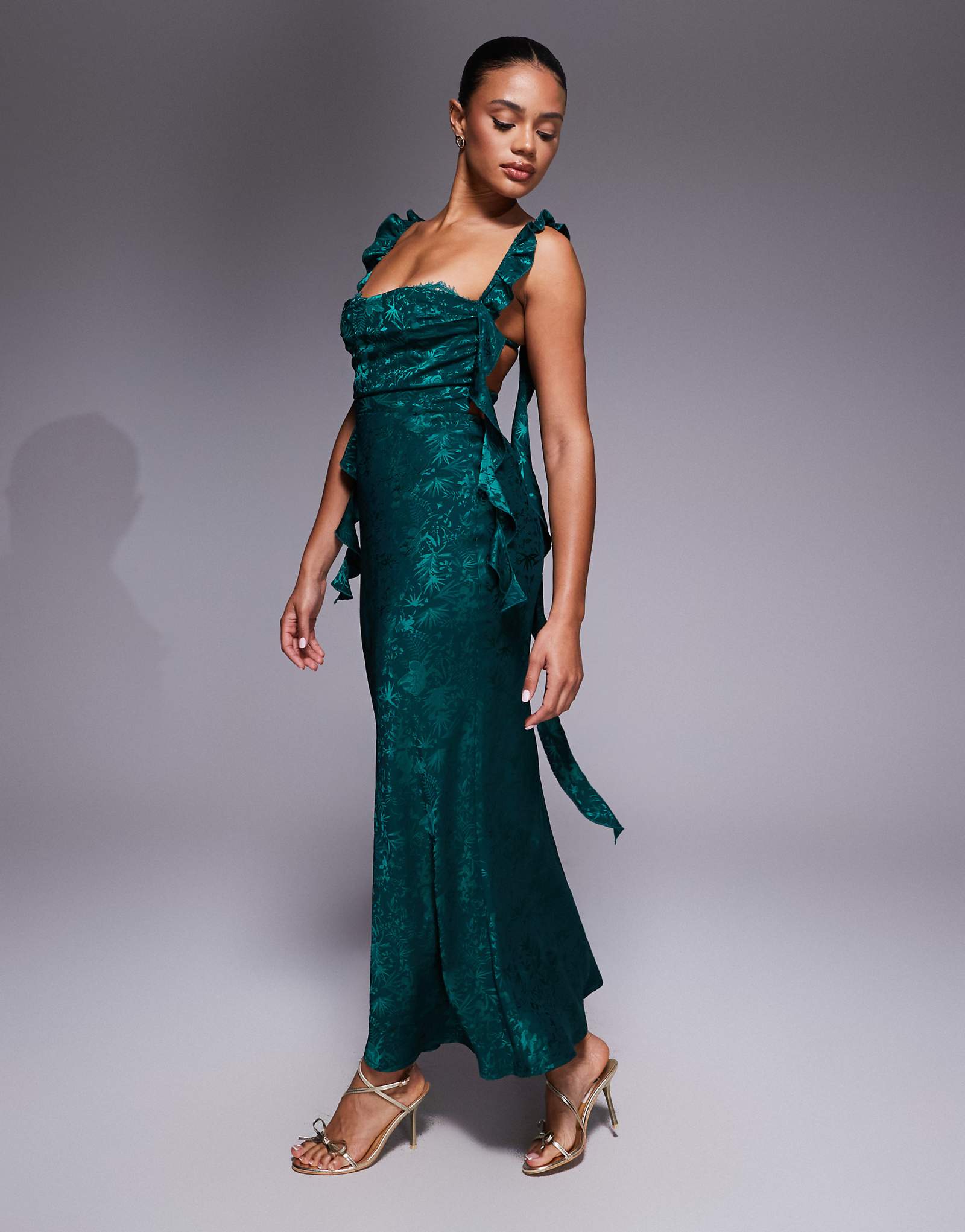 Редкое лондонское атласное жаккардовое кружевное платье макси с оборками на груди изумрудного цвета 27990₽