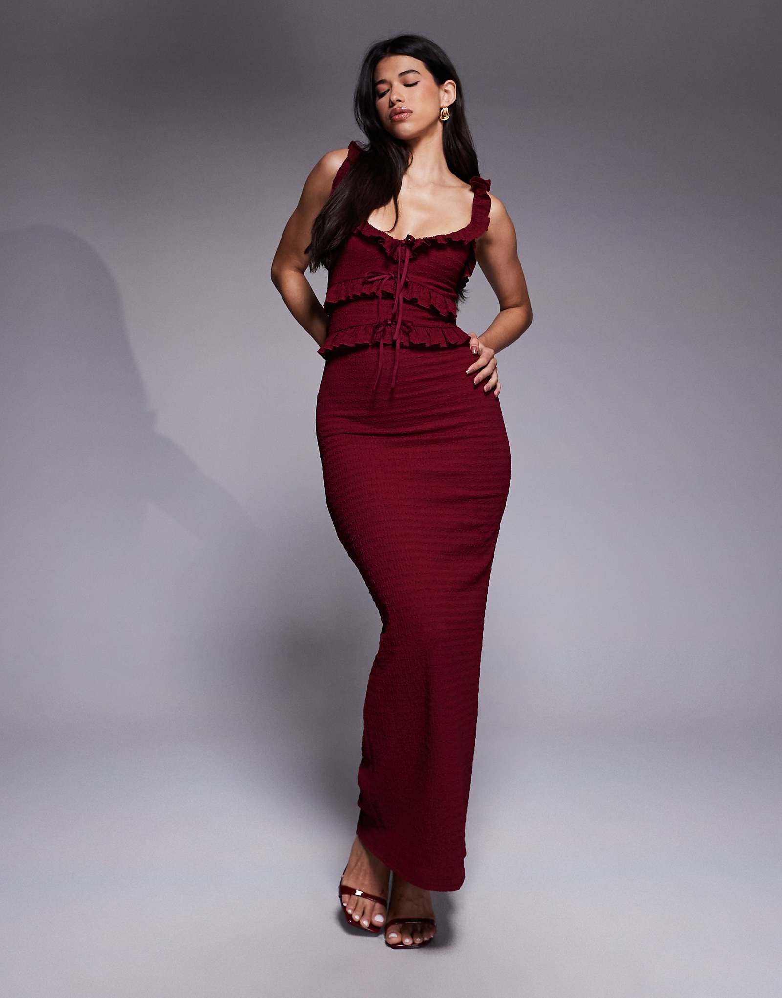 Макси-платье на шнуровке с открытой спиной и эксклюзивной фактурной оборкой Frolic бордового цвета 19590₽