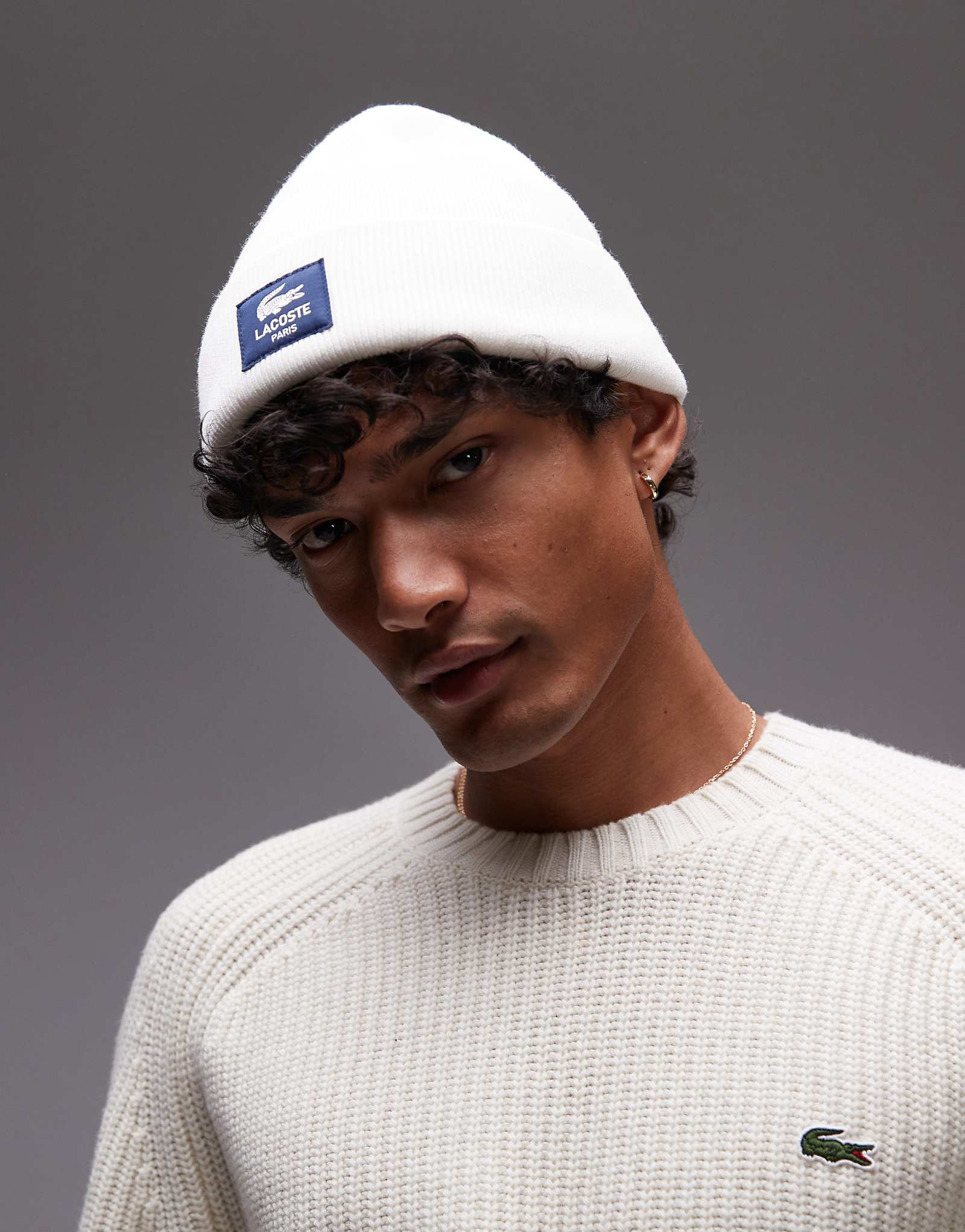 Шапочка с нашивкой и логотипом Lacoste белого цвета 10990₽