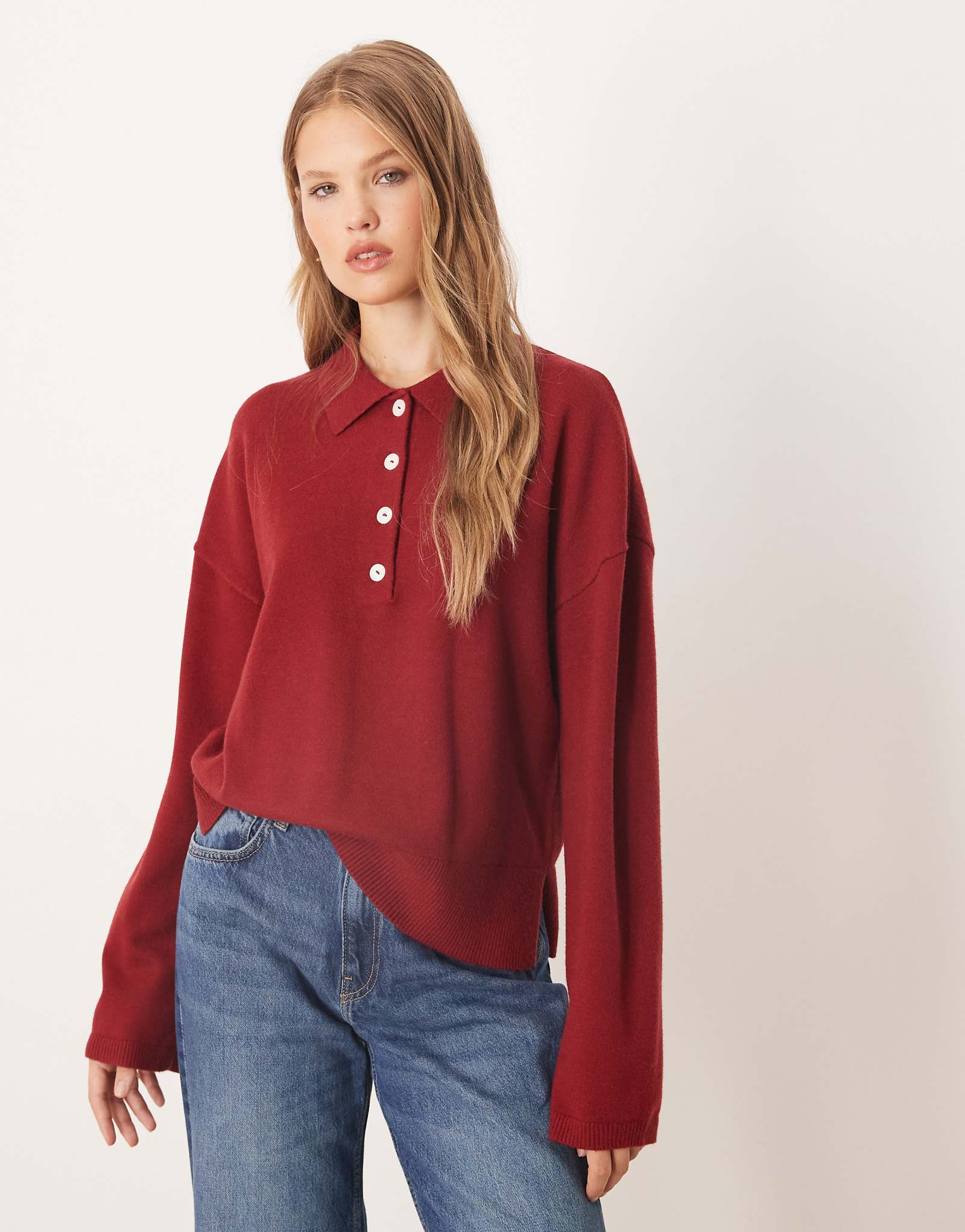 Вязаный свитер Gina Tricot с длинным рукавом и воротником бордового цвета 14290₽