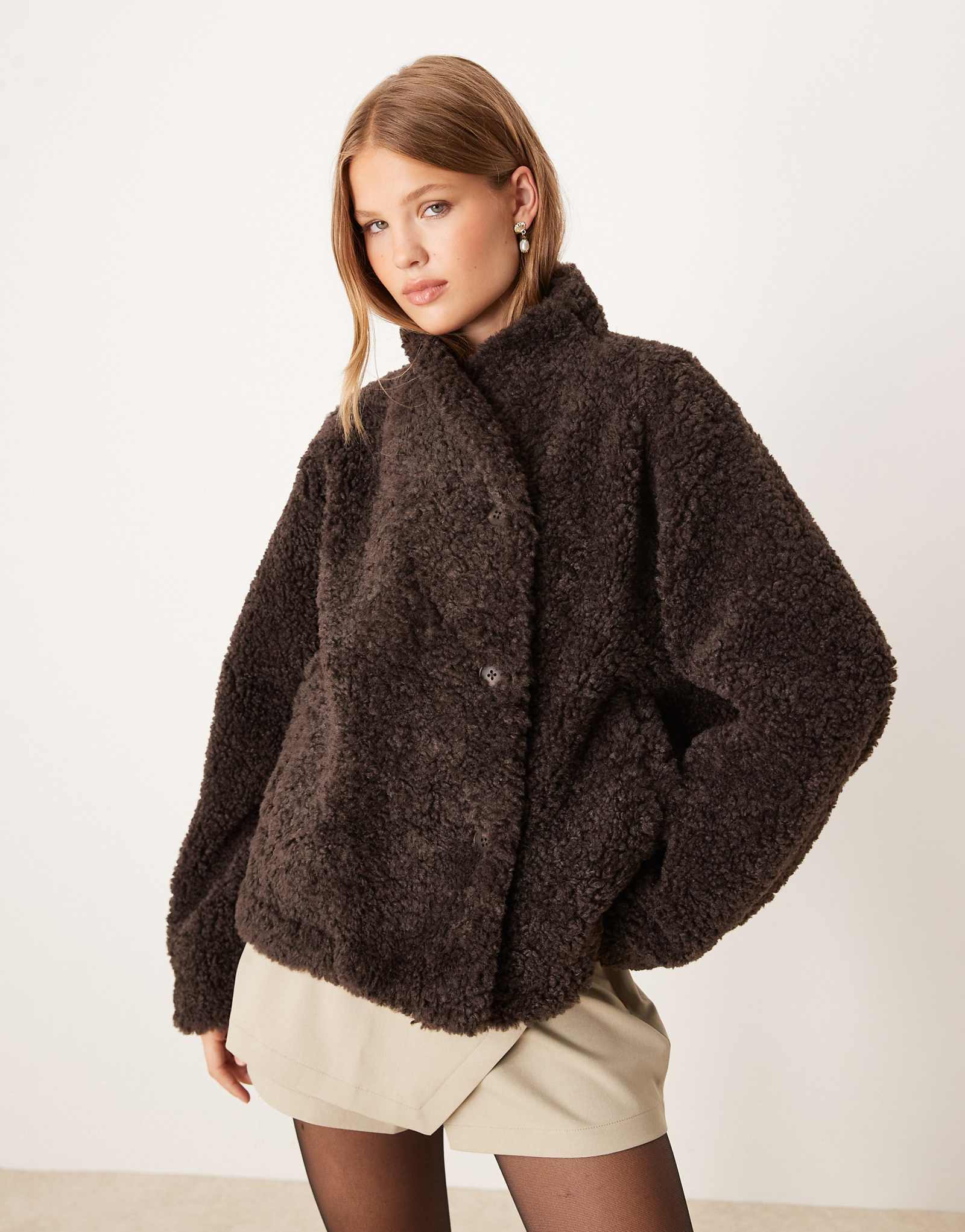 Темно-коричневая куртка на молнии из трикотажа Gina с ворсом из трикотажа Джина темно-коричневого цвета 17790₽