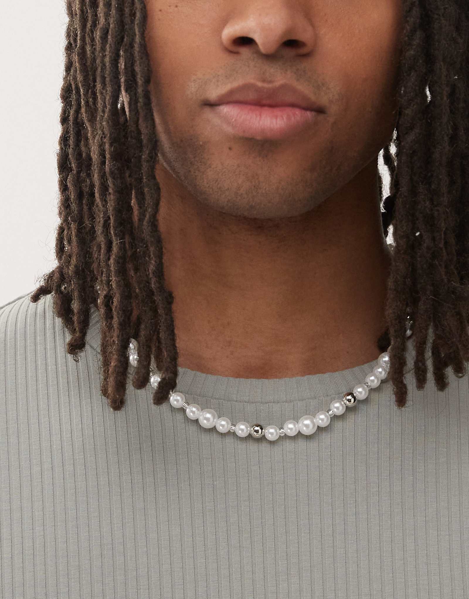 Выцветшее ожерелье из будущего жемчуга и металлических бусин 5290₽