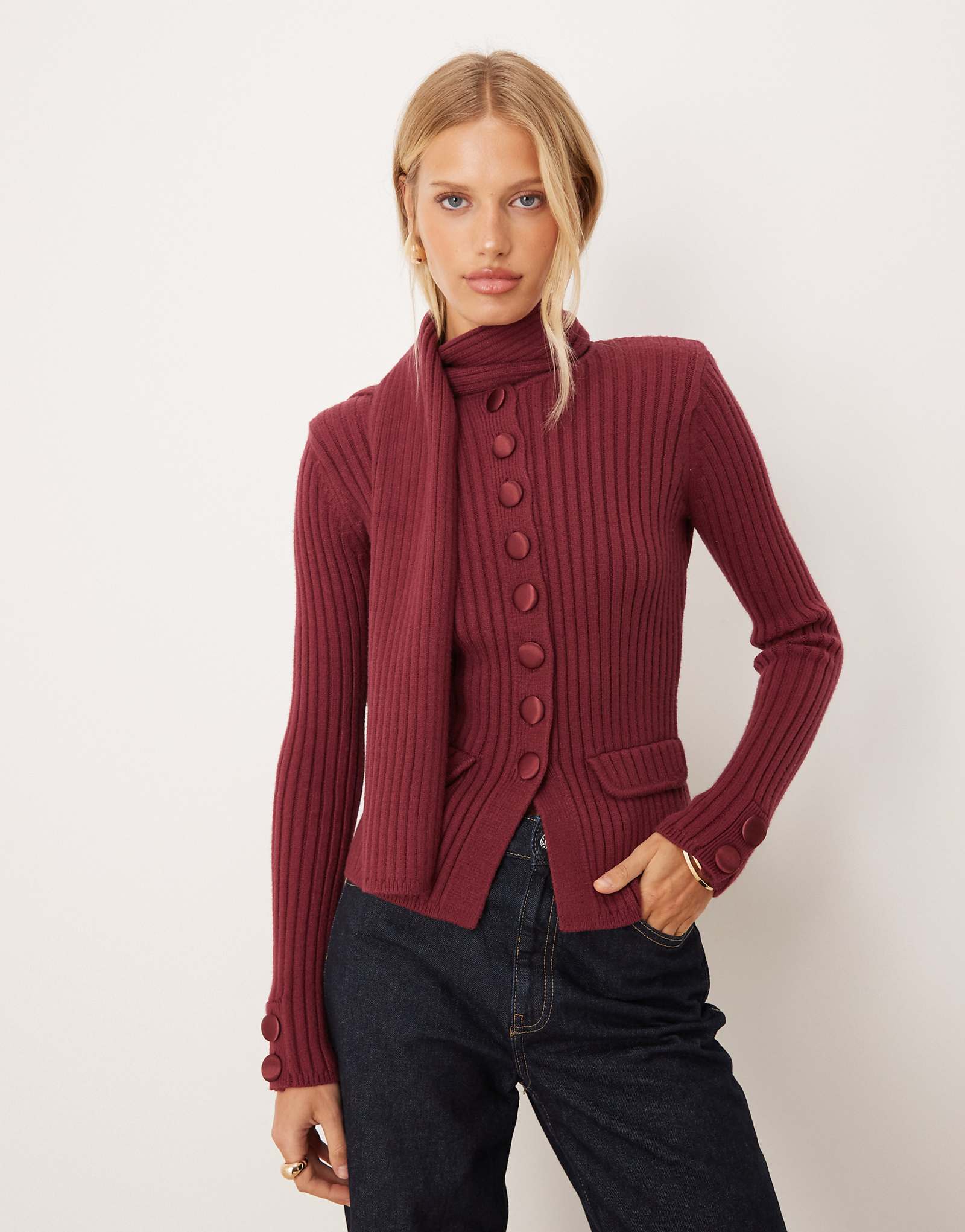 Классический кардиган из рубчатой вязки на пуговицах House of Sunny power peggy с шарфом бордового цвета