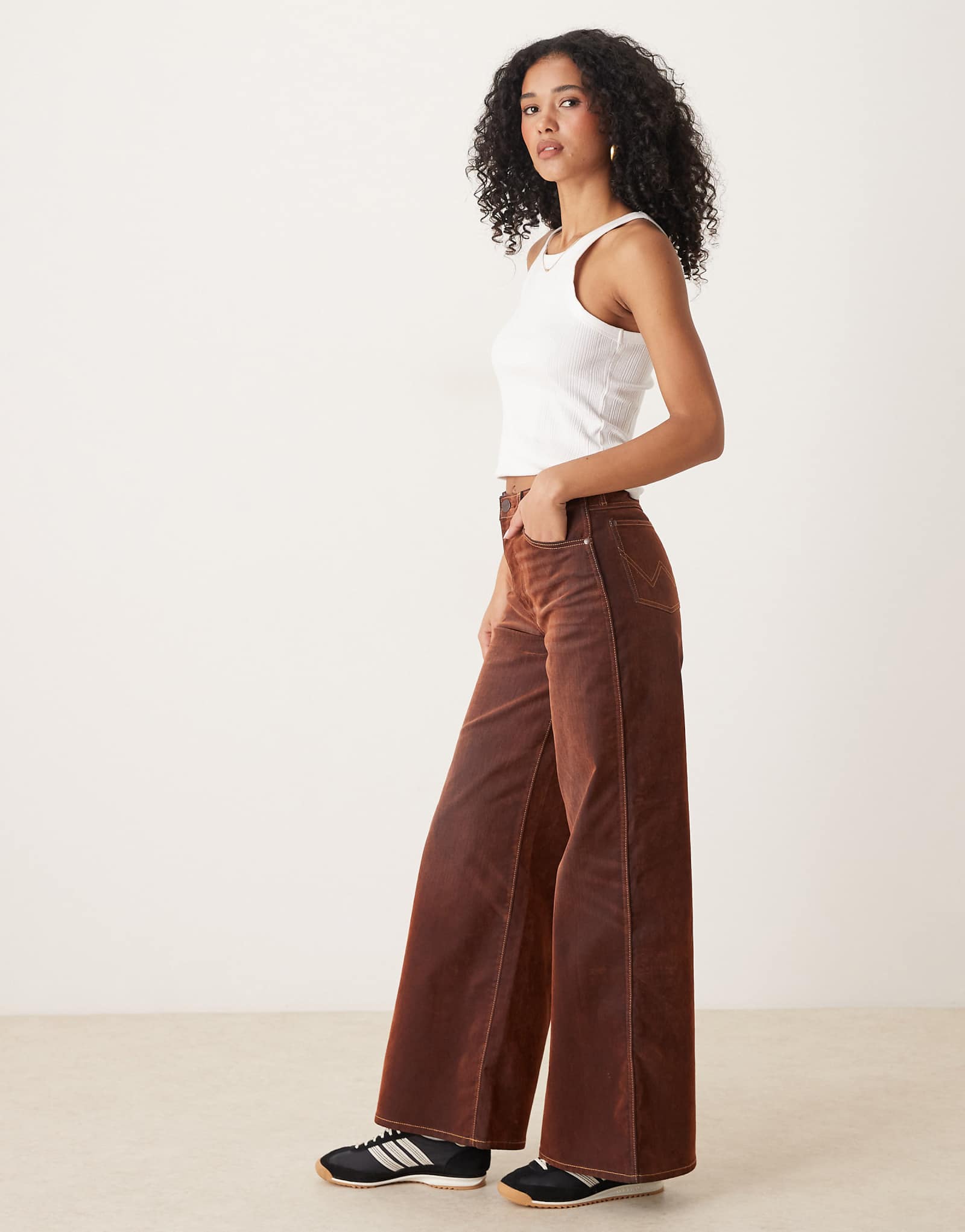 Широкие джинсы из денима с покрытием Wrangler ярко-оранжевого цвета 32490₽