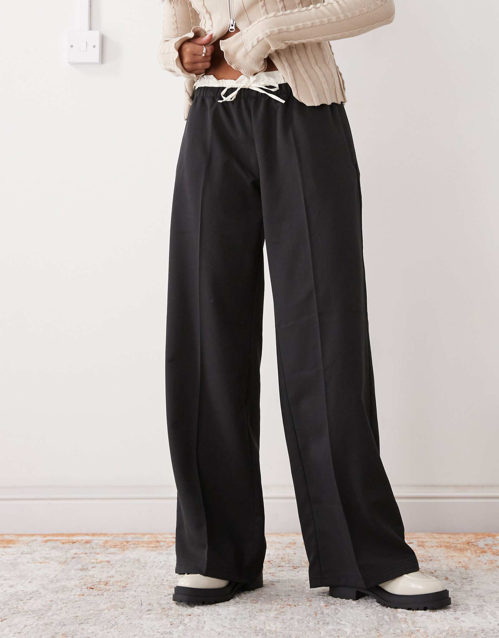 Monki pull on black 7590₽