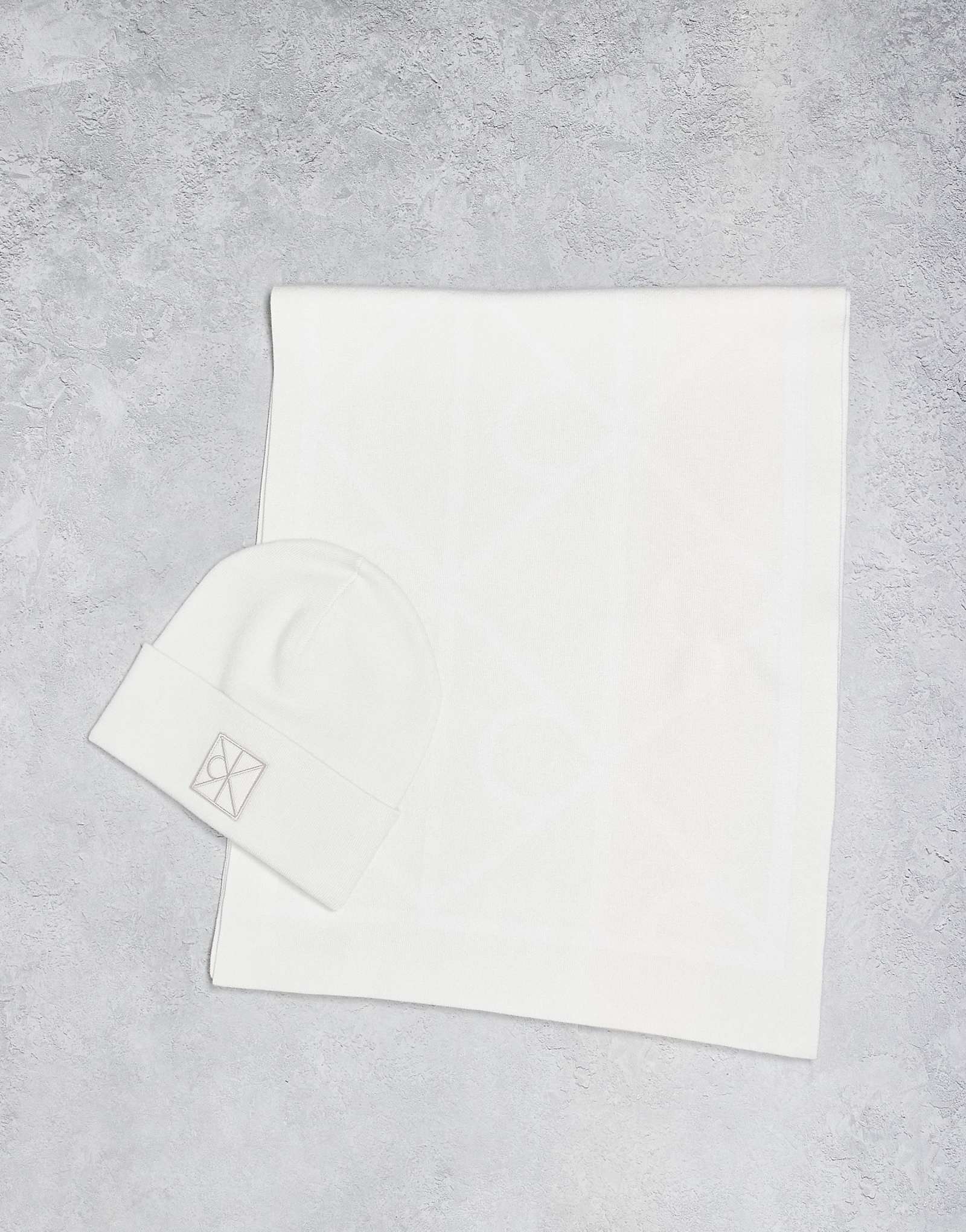 Calvin Klein Jeans white 8690₽