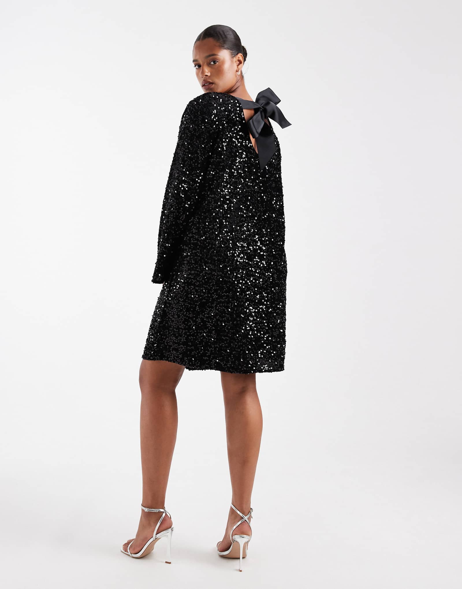 - black 15590₽