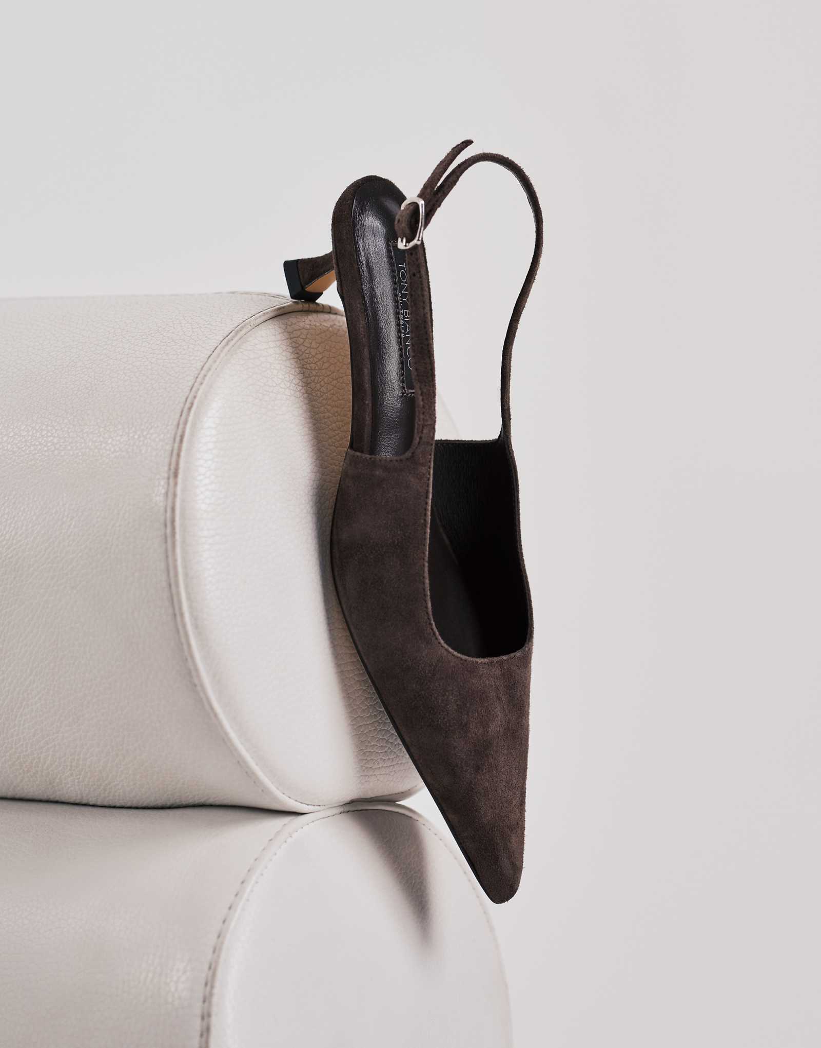 - Tony Bianco Crush kitten espresso suede 46890₽