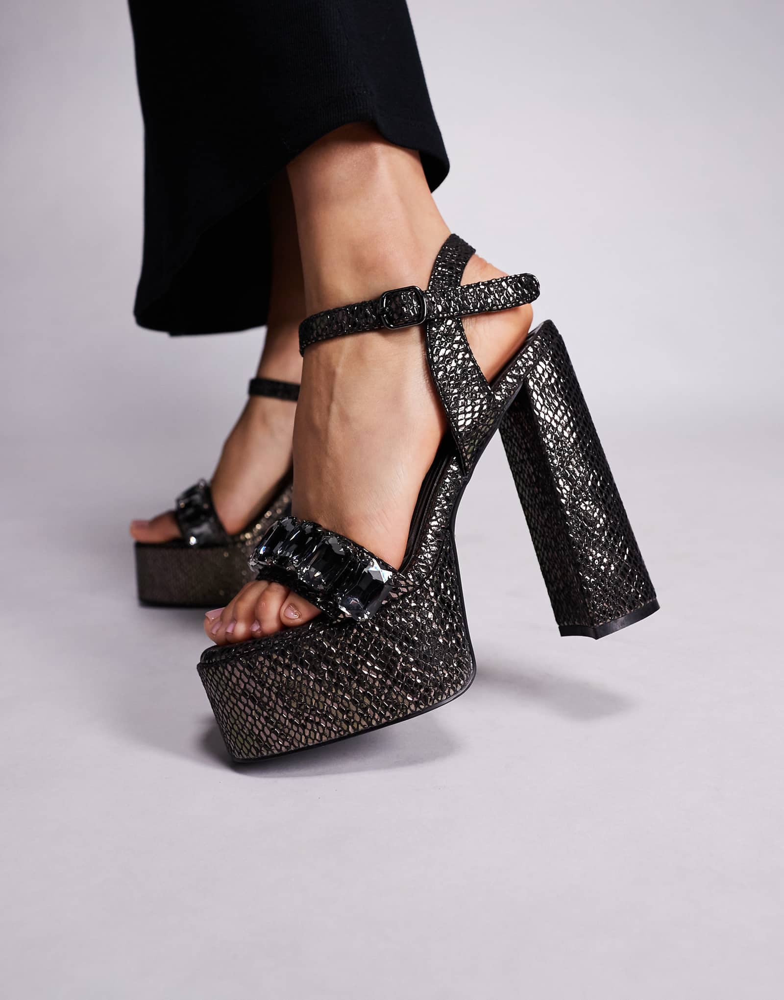 black 27090₽