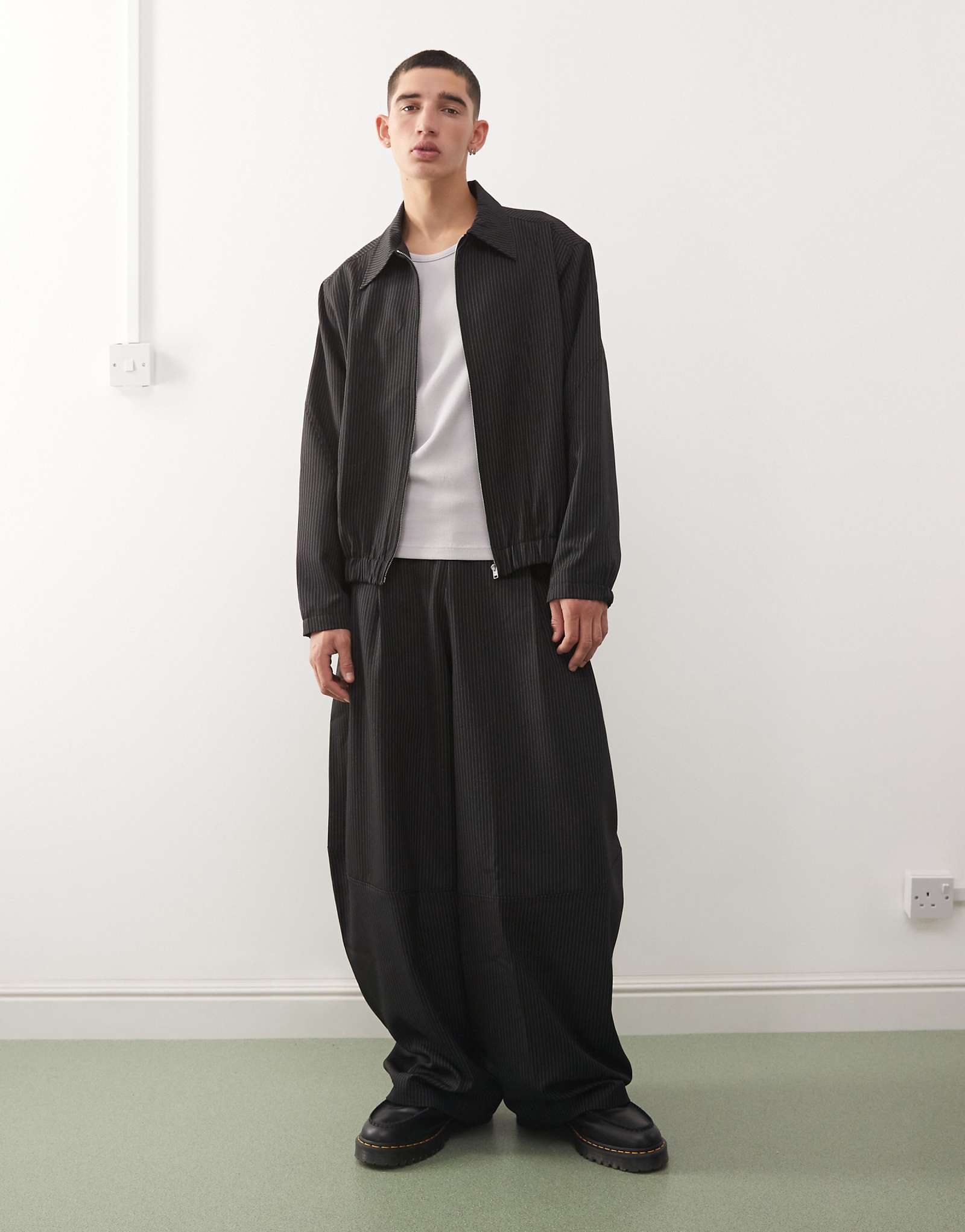 - black pinstripe 15190₽