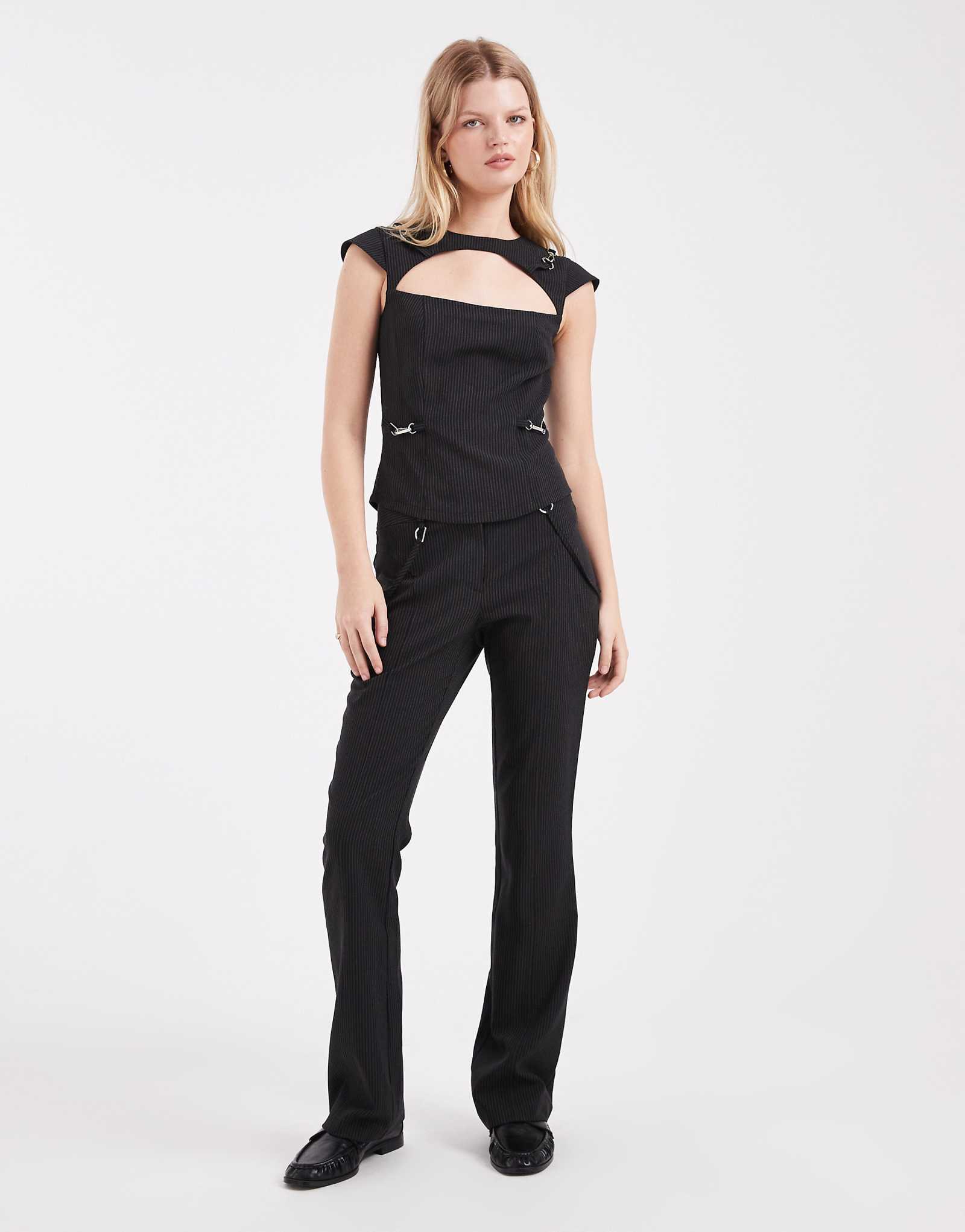 - black pinstripe 5390₽