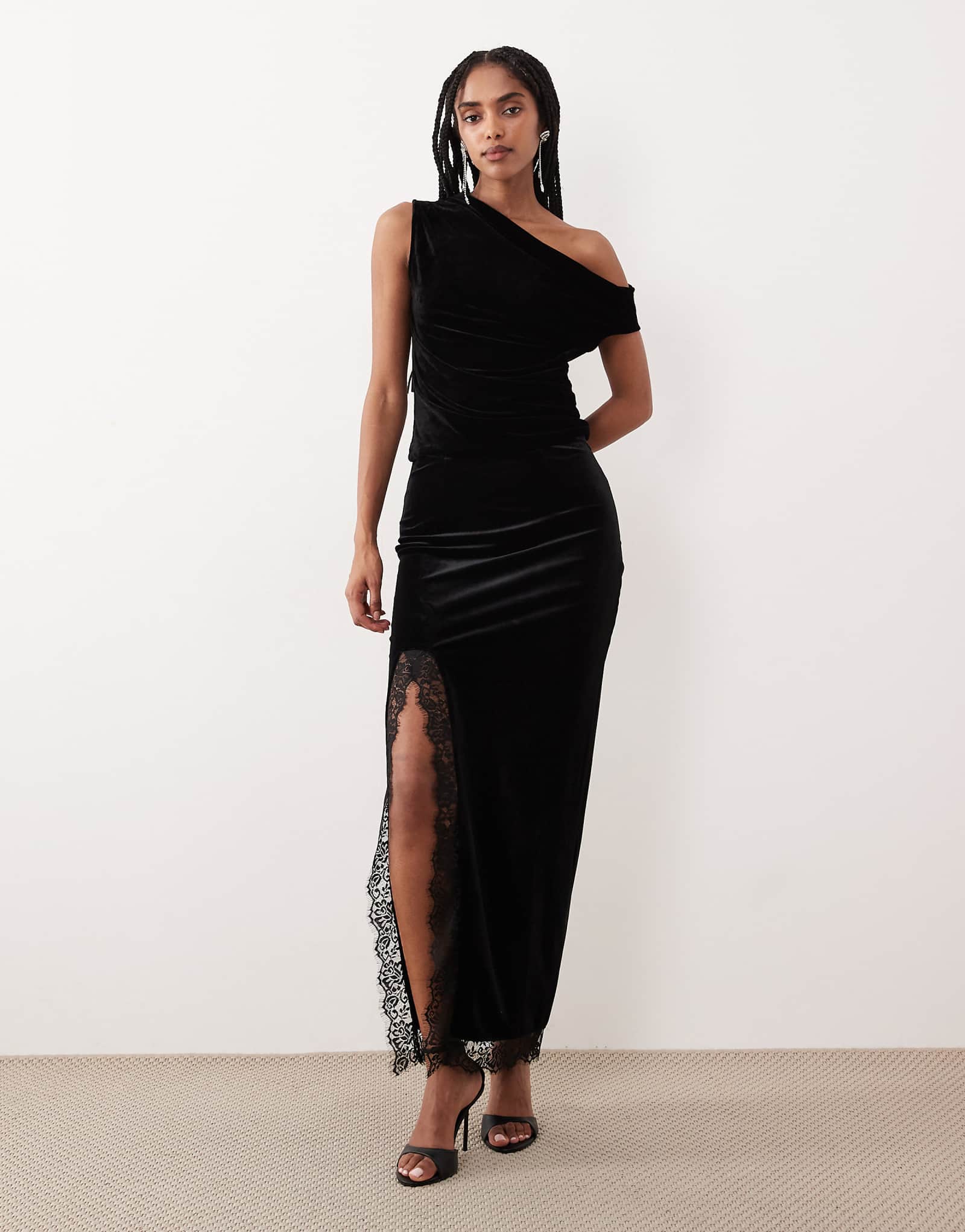 - Gina - black 12090₽