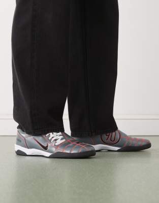 Кроссовки Nike T90 серебристого цвета 