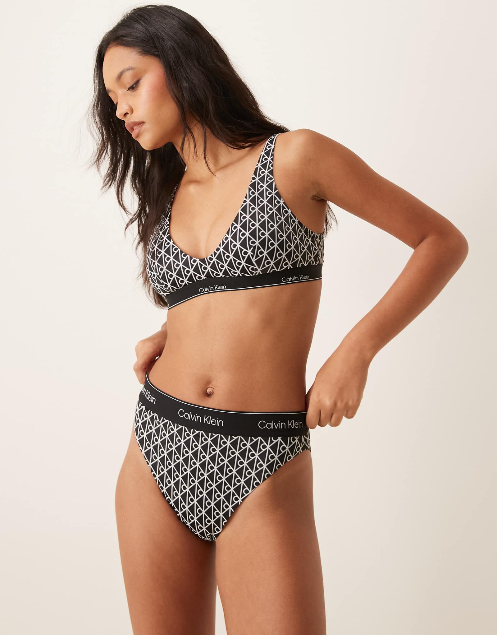 - Calvin Klein 11890₽