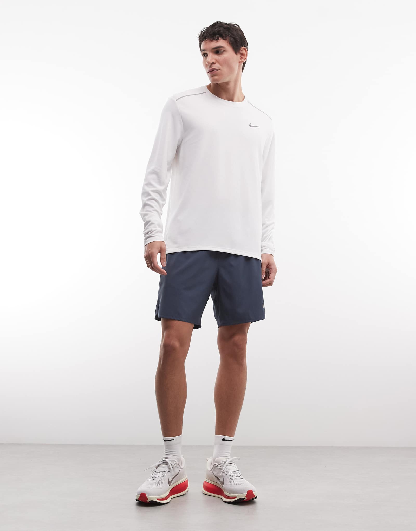 Nike Dri-FIT Miler white 8090₽
