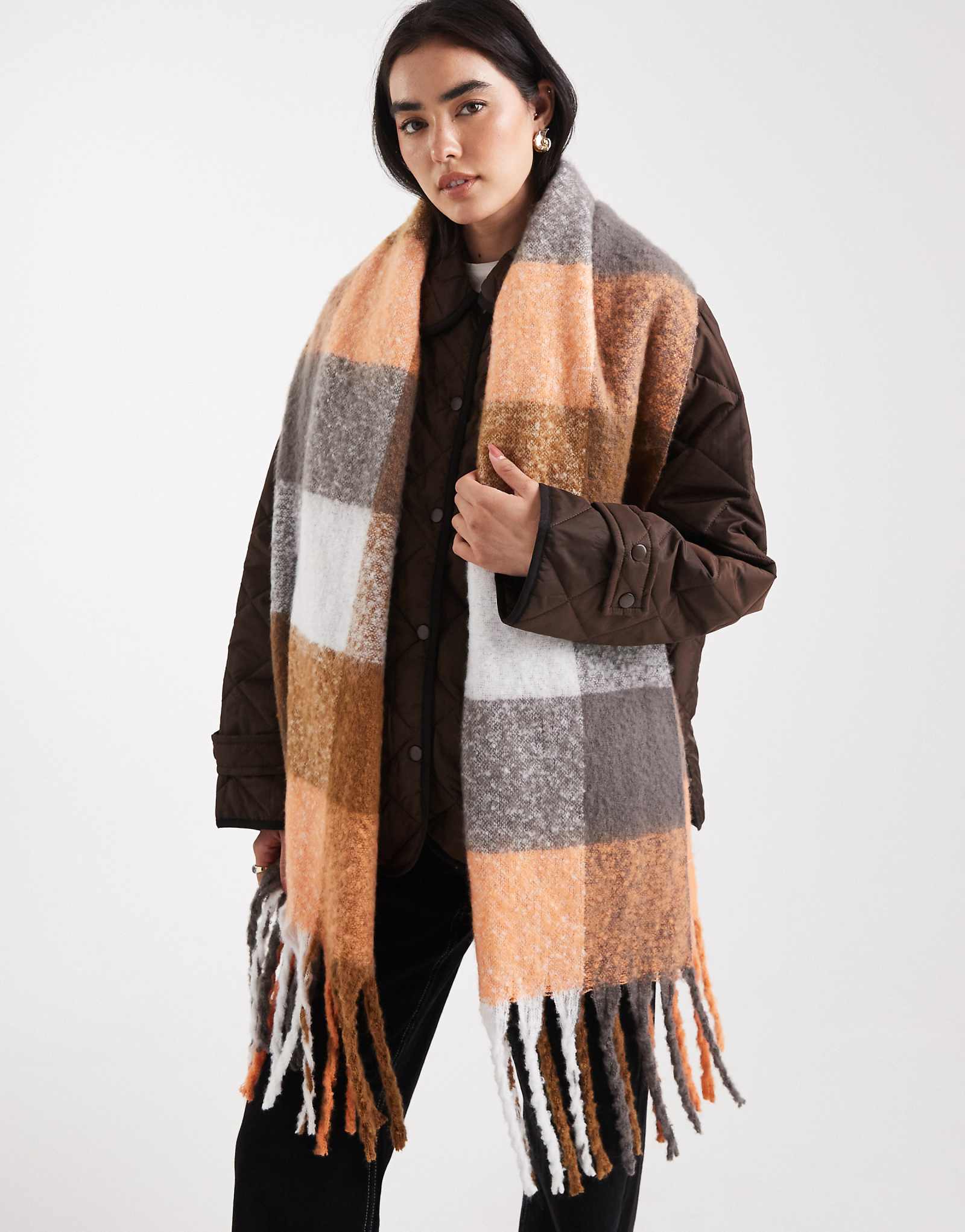 Threadbare blanket scarf in gray and white gingham print 4490₽