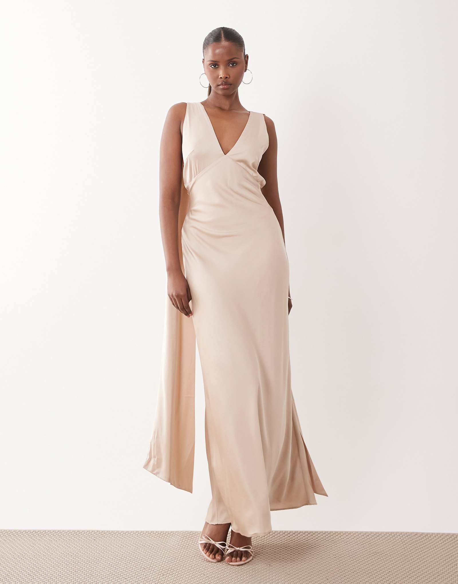 TFNC Bridesmaids v-neck lace up satin maxi dress with scarf in cream cream 22890₽