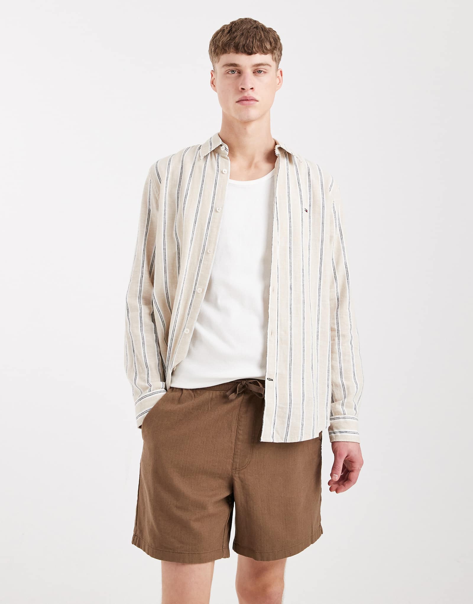 Tommy Jeans linen blend shorts in brown antique walnut 19090₽