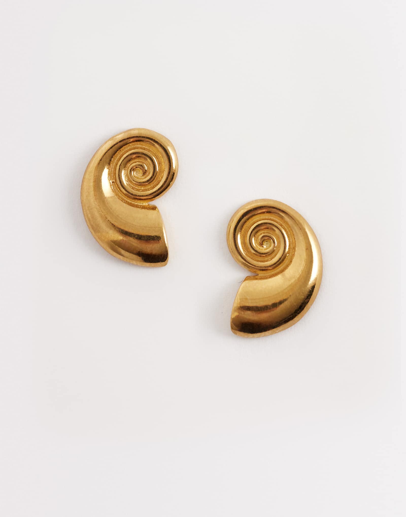 Seol  Gold shell stud earrings in 18kt gold vermeil gold