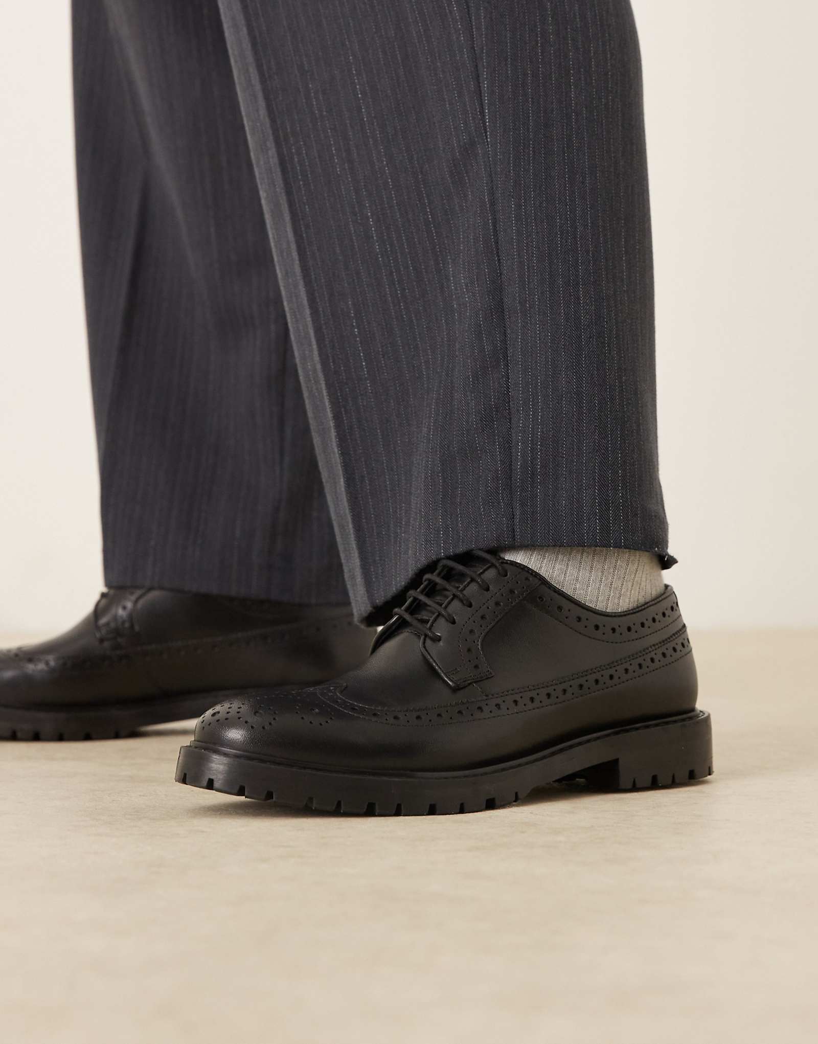 Walk London James brogue shoes in black leather 32990₽