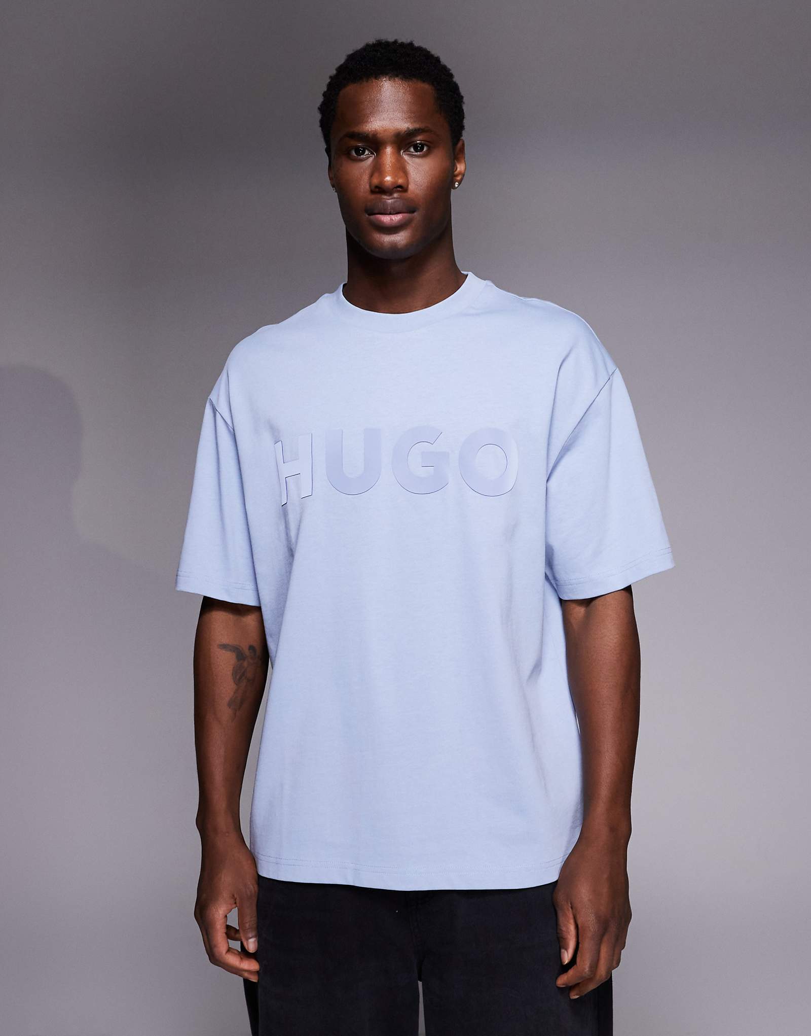 HUGO Red dinkee oversized T-shirt in light blue with tonal logo print 23590₽