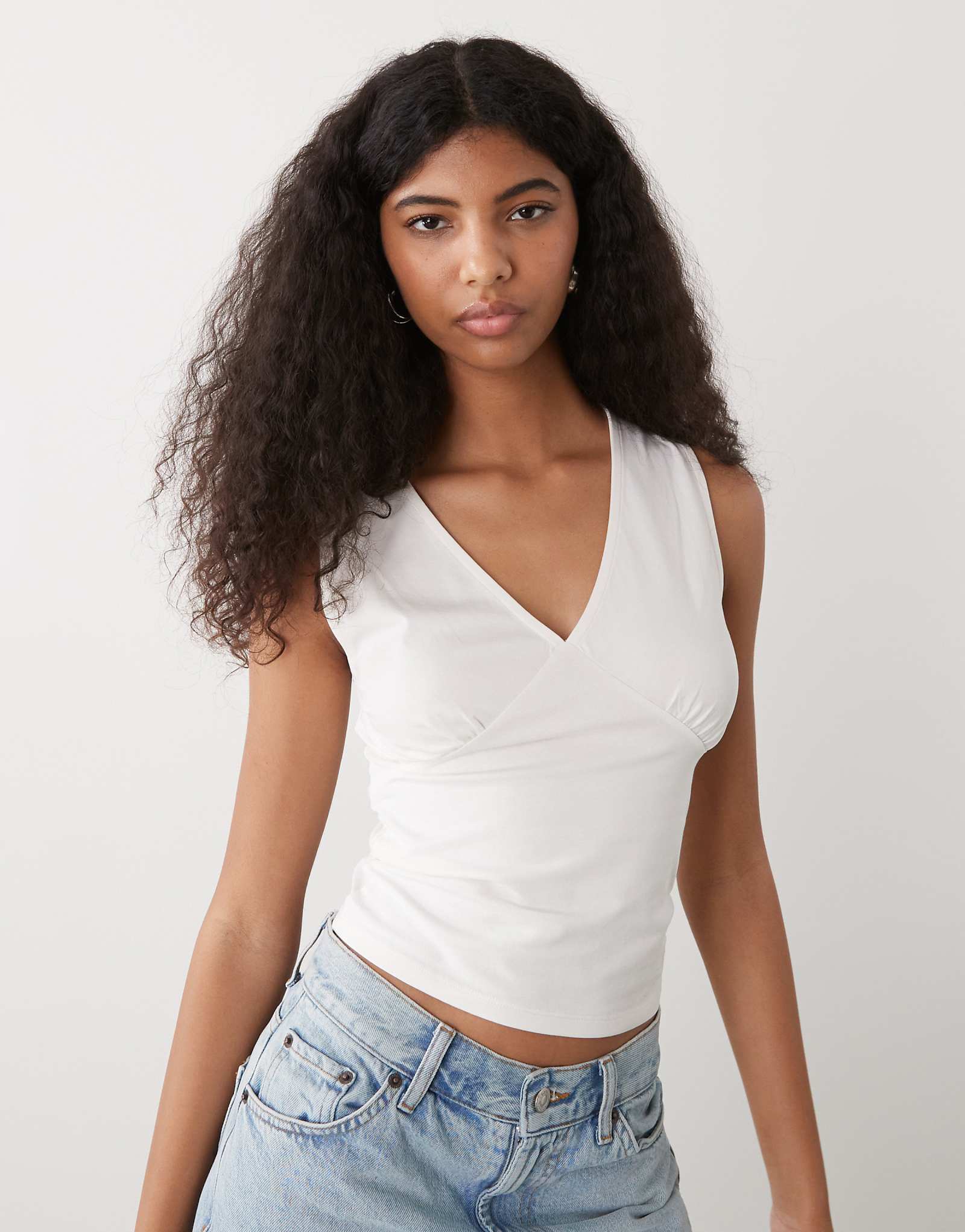 Reclaimed Vintage v-neck ruched bust cami in white white 4790₽