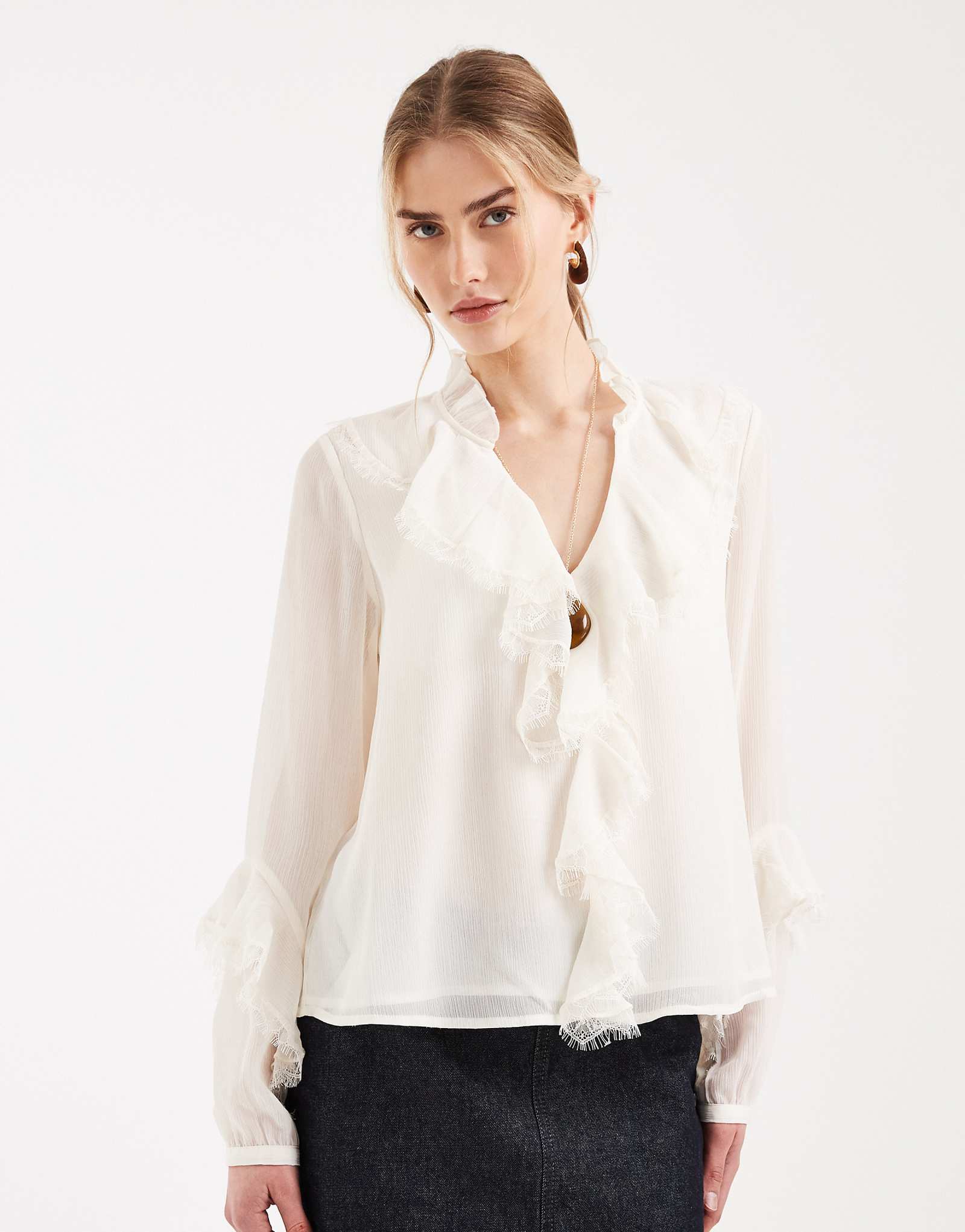 ONLY ruffle detail blouse in cream cream 12190₽