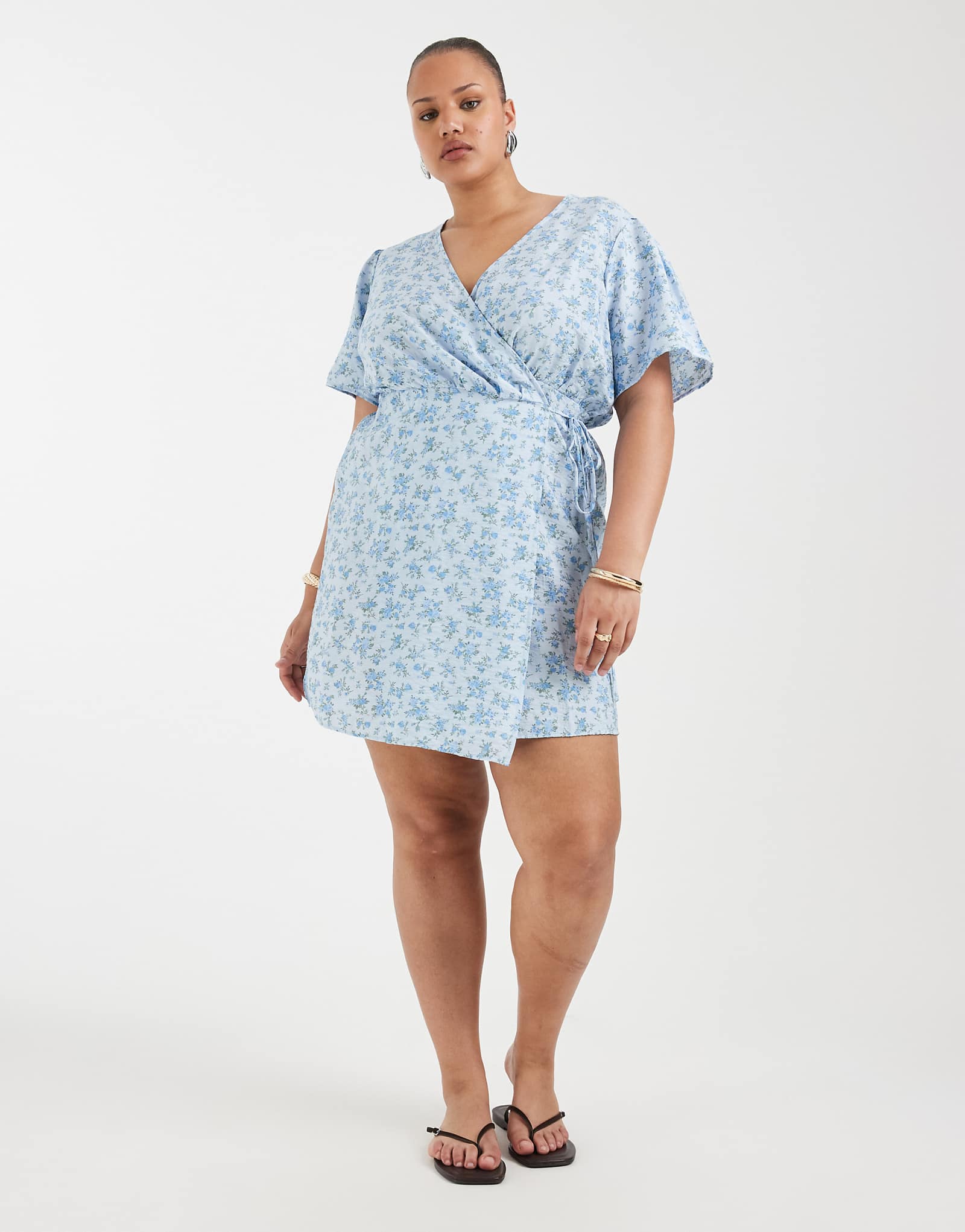 Vero Moda Curve flutter sleeve wrap front mini dress in blue floral print cm blue 10490₽