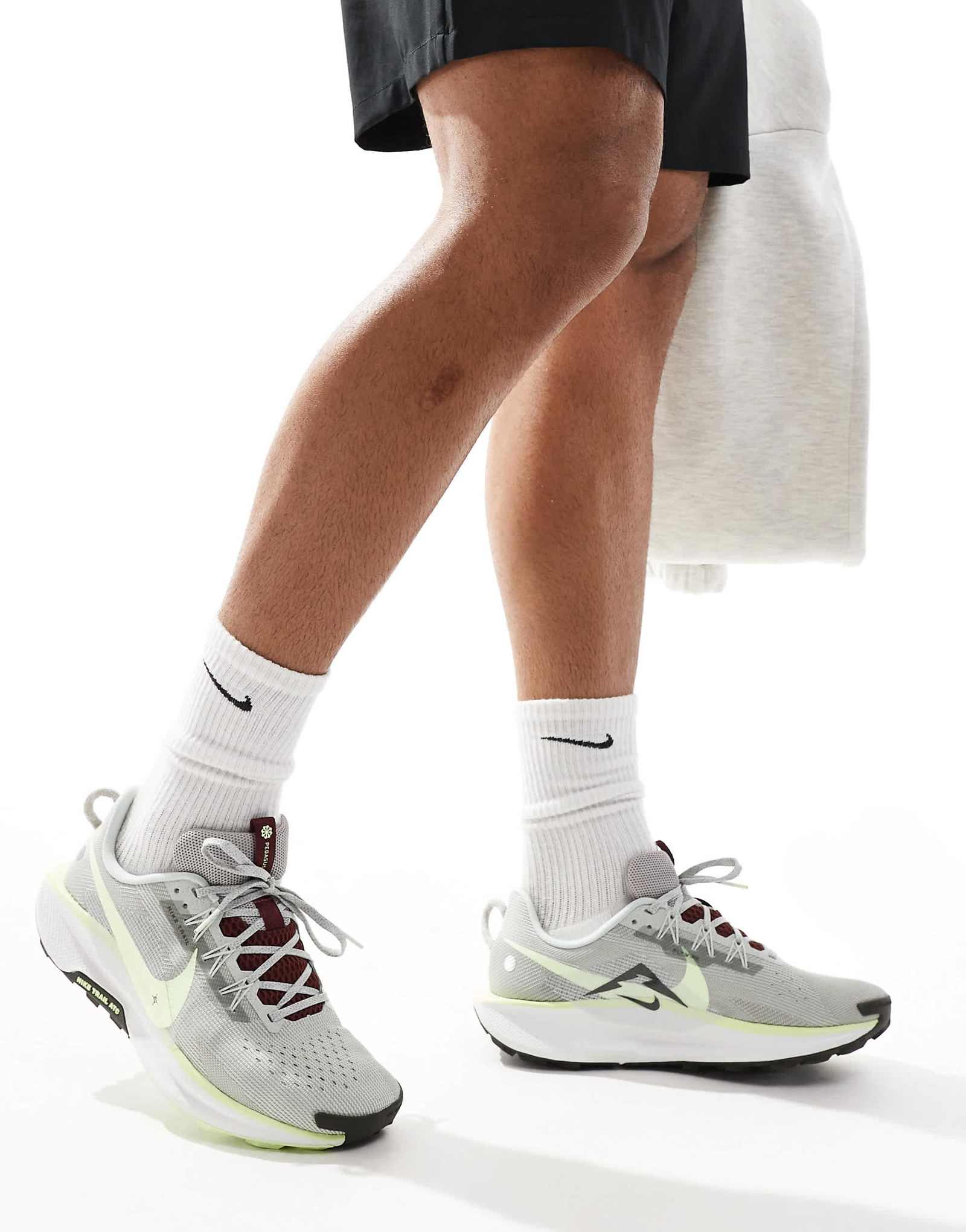 Nike Running Pegasus Trail 5 sneakers in light gray and green 14490₽