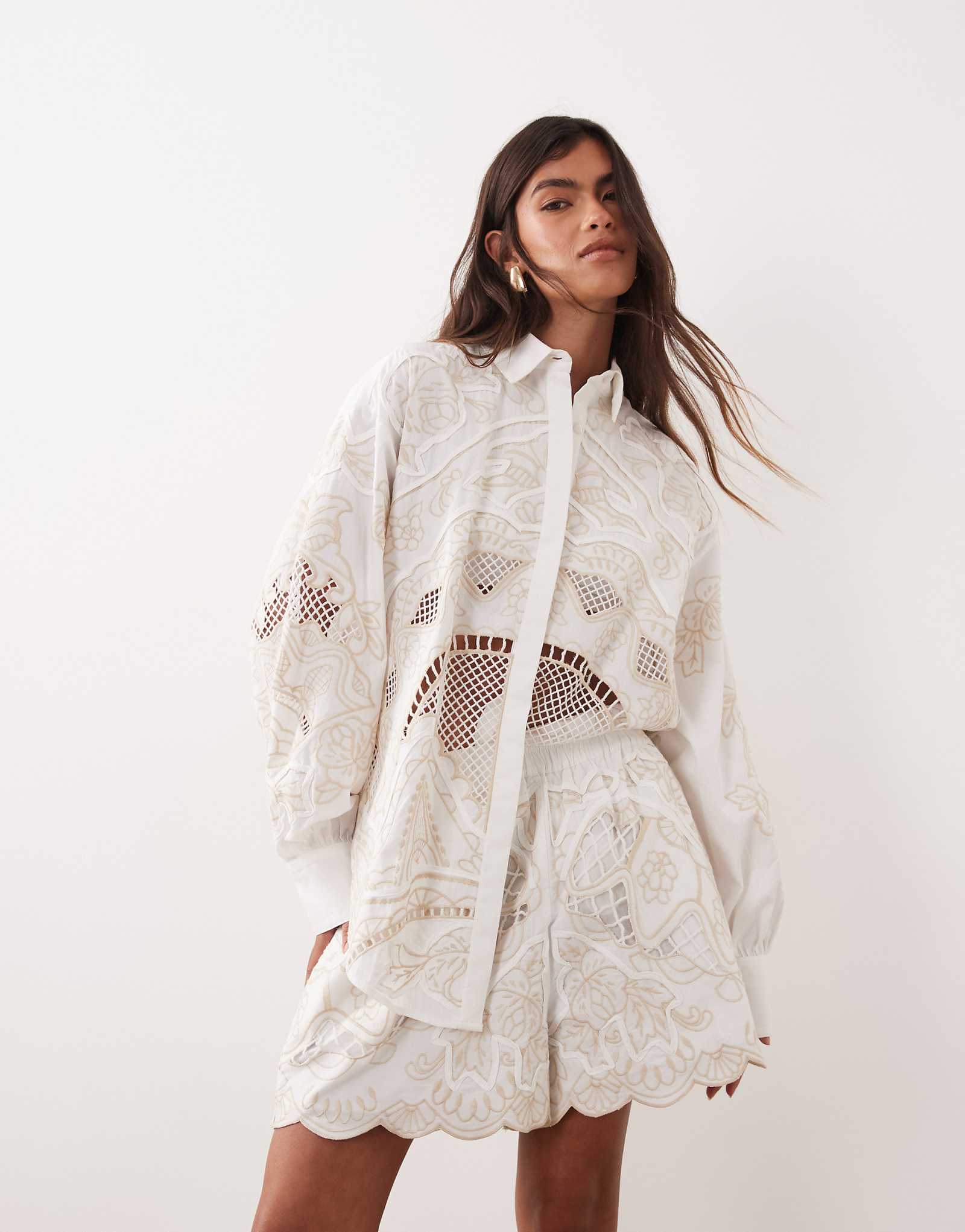 ARRANGE embroidered cutwork shorts in white - part of a set white 21090₽