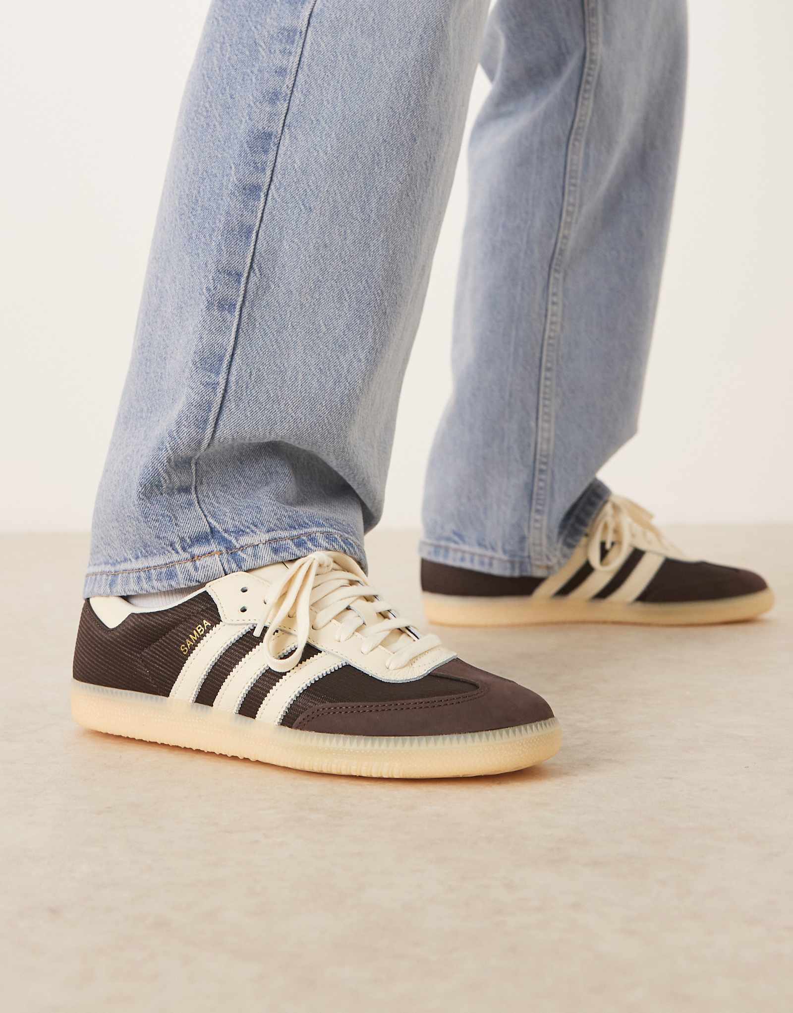 Adidas Originals Samba OG sneakers in brown and off white brown 21290₽