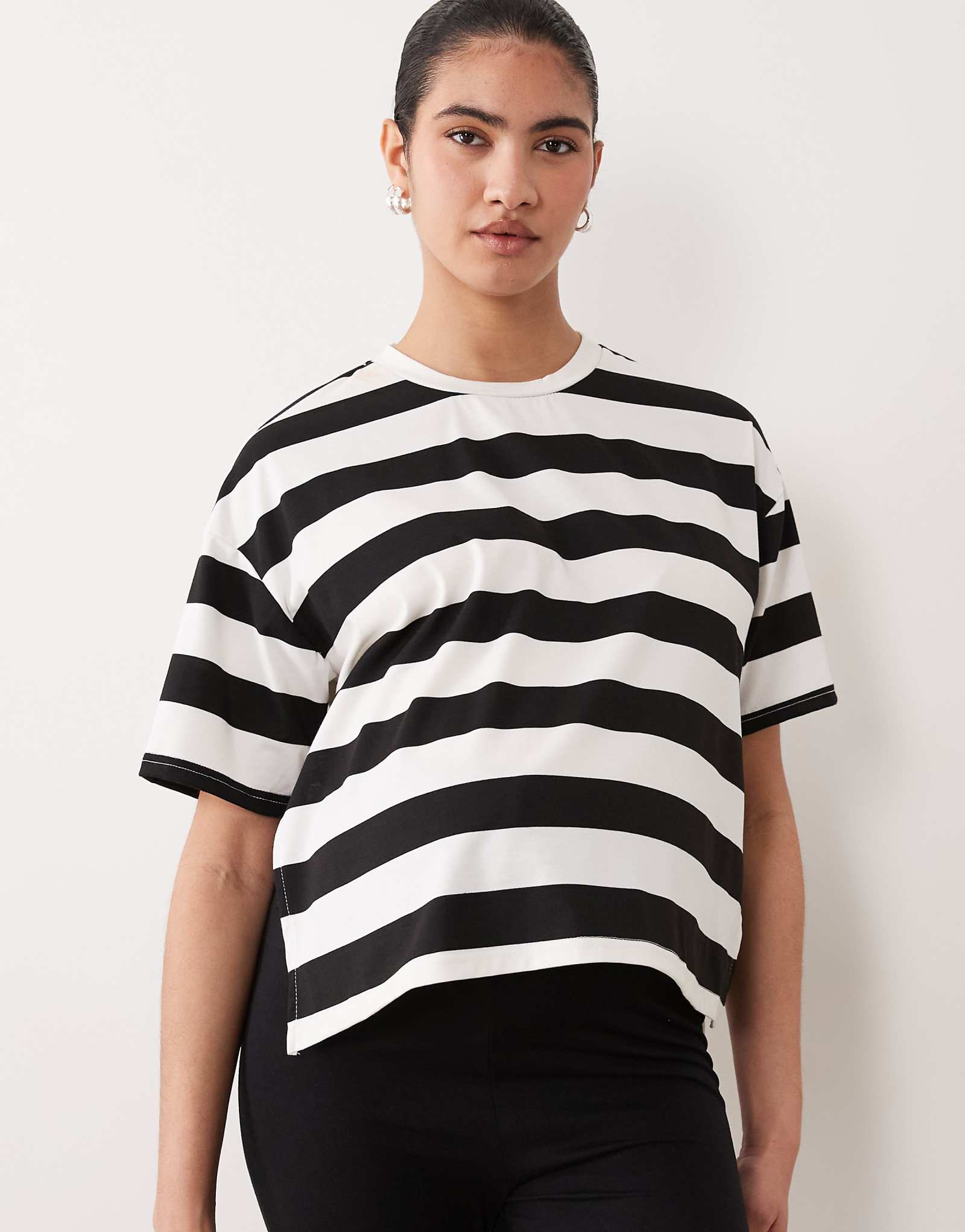 Mamalicious Maternity boxy cropped split side T-shirt in wide black and cream stripes snow white black 9090₽
