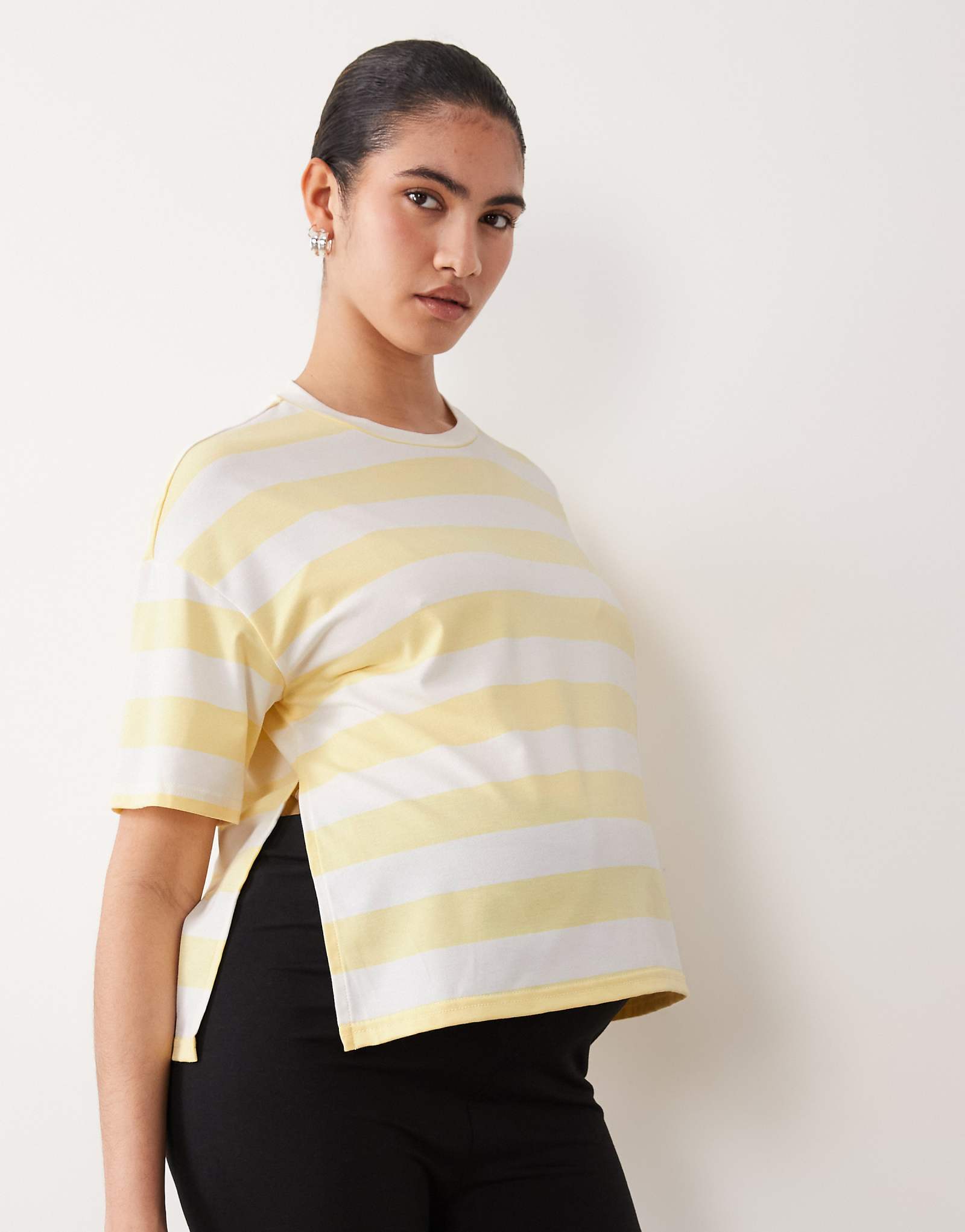 Mamalicious Maternity boxy cropped side slit t-shirt in wide yellow and cream stripes mellow yellow 9090₽
