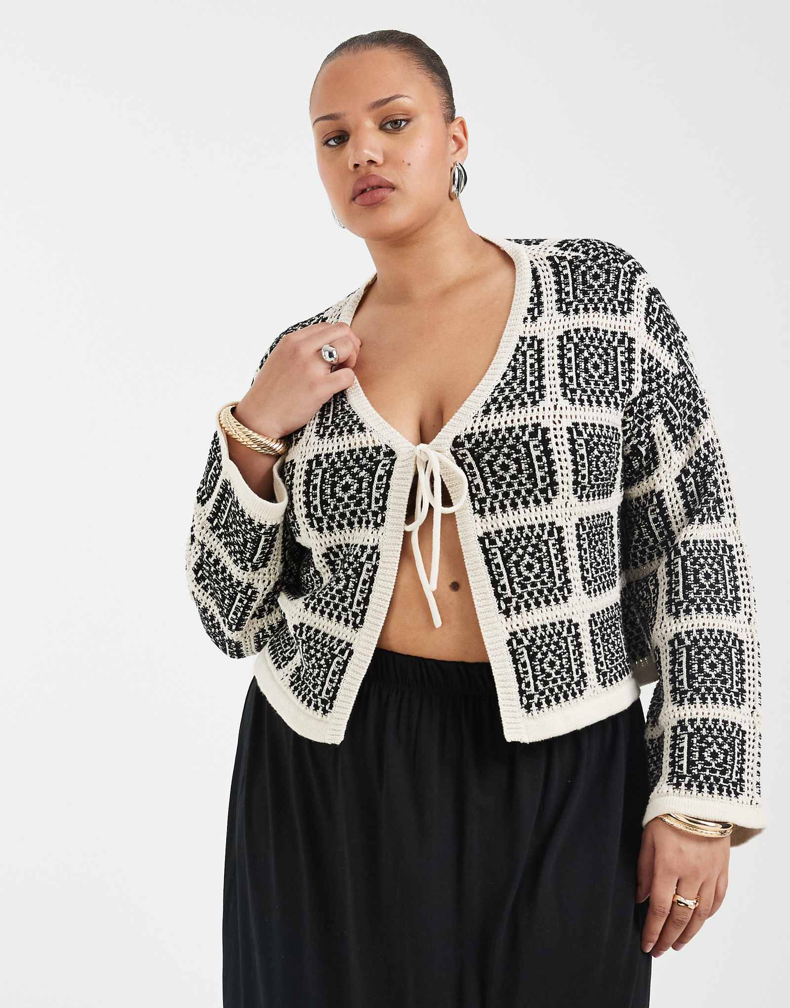 ONLY Curve tie front crochet cardigan in black birch 12190₽