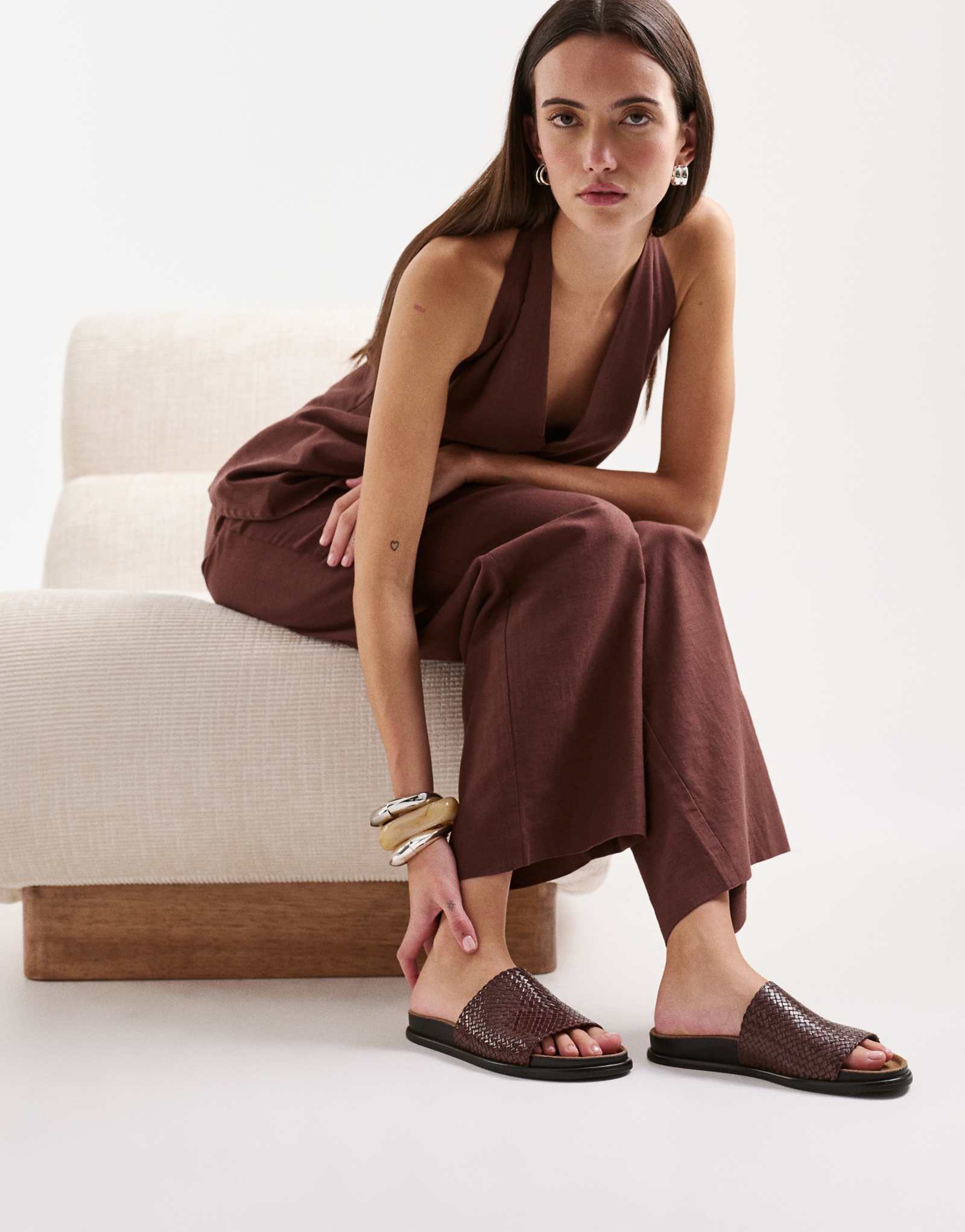 Vagabond Effie woven leather flat sandals in chocolate brown 25190₽