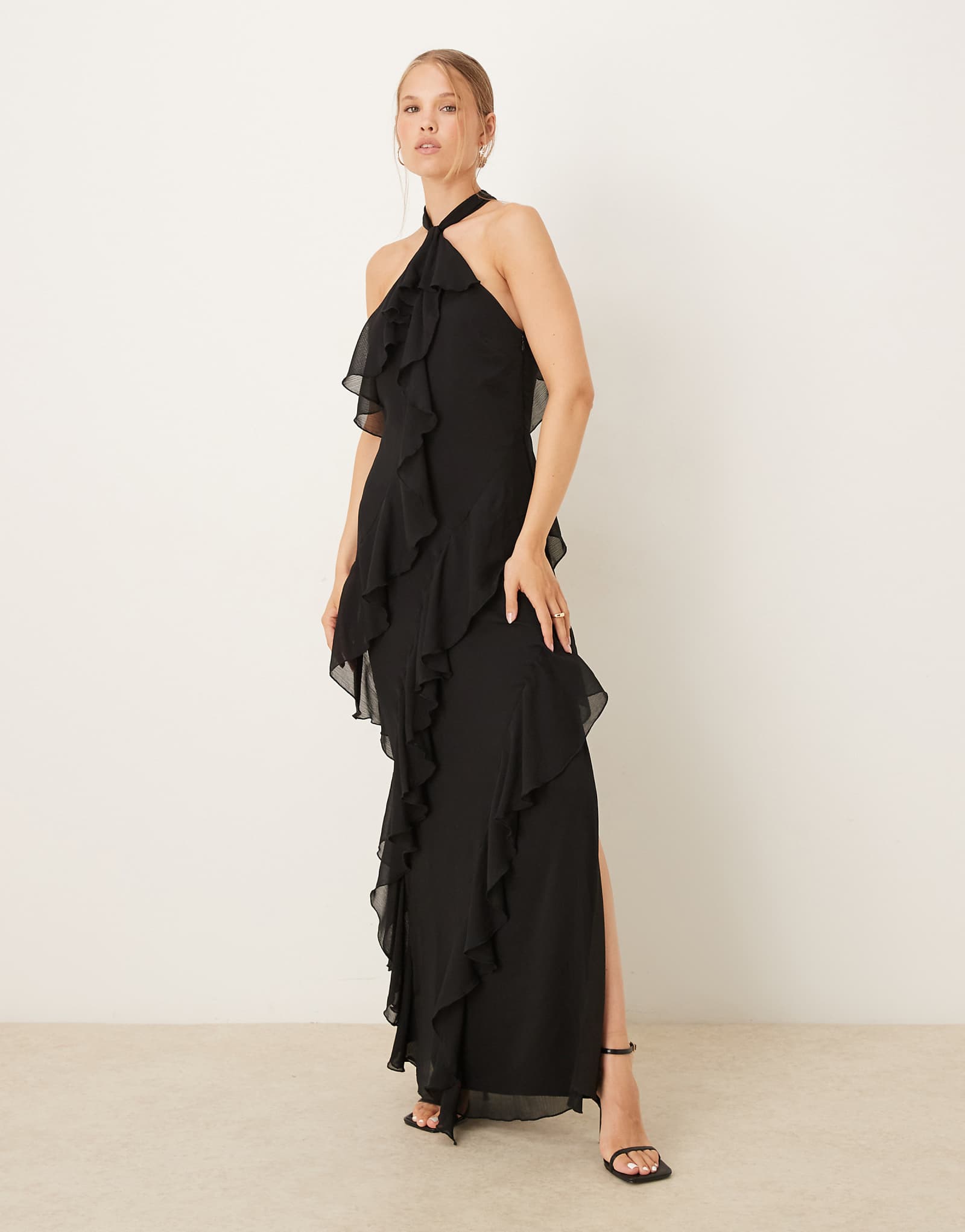 Pretty Lavish halterneck ruffled maxi dress in lime 27190₽