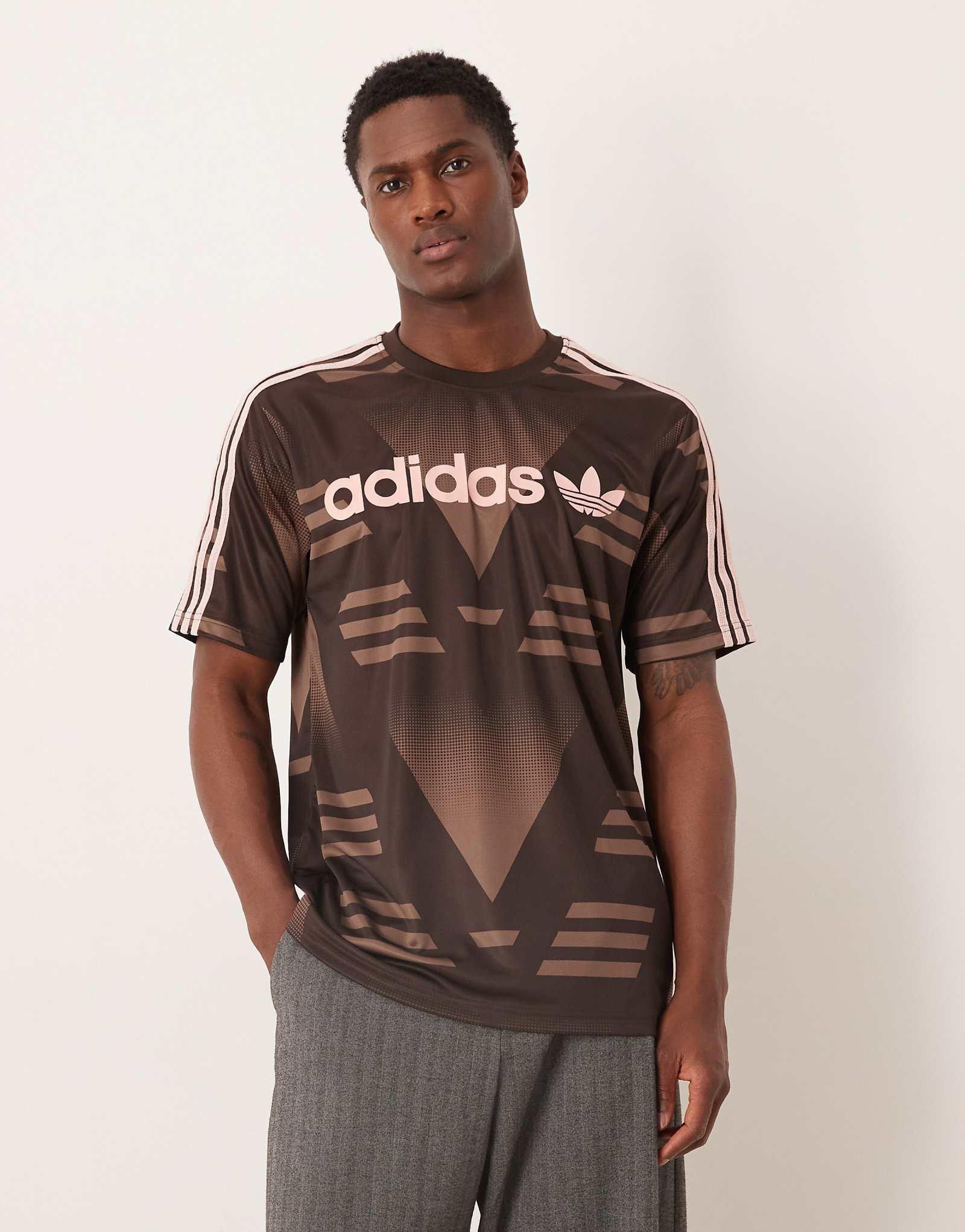 Adidas Originals sponsored jersey in dark brown brown 10690₽